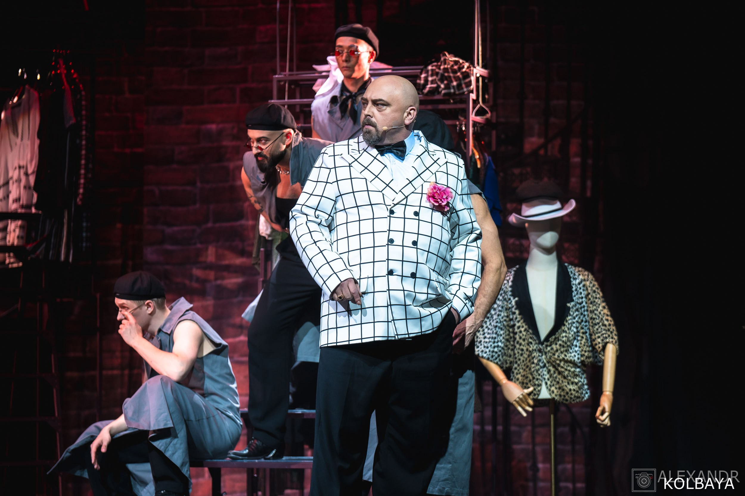 Фотографии со спектакля «Привет, я тетя Чарли». Концертный и театральный репортажный фотограф в Москве Александр Колбая