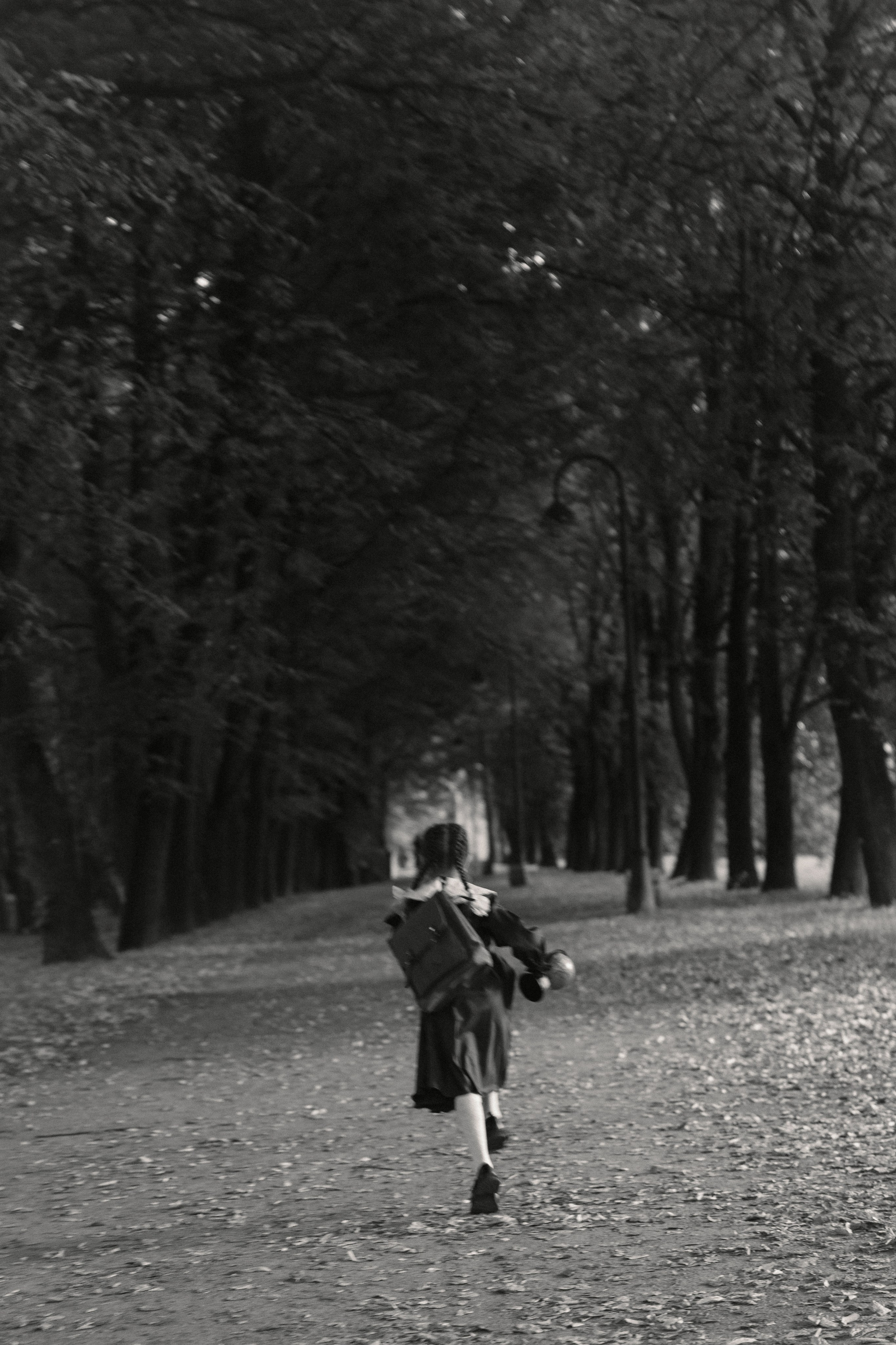 Девочка первоклассница бежит в парке