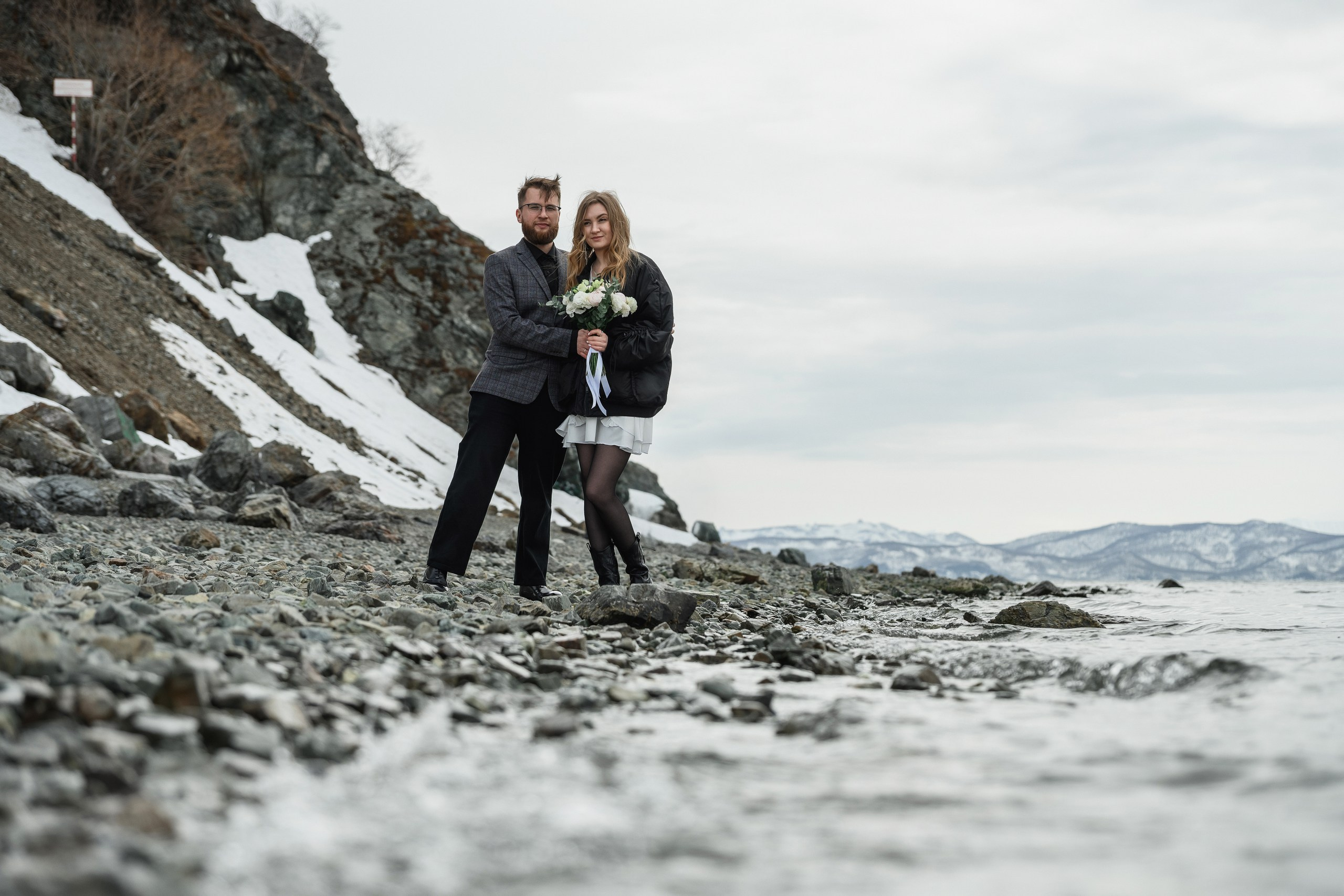 Свадебная фотосъемка в ЗАГСе в Петропавловске-Камчатском, Романтическая прогулочная фотосессия молодоженов в Петропавловске-Камчатском, Кадры церемонии бракосочетания и живые эмоции на природе, Красивые свадебные фотографии в городском и природном антураже, Стоимость профессиональной съемки свадьбы в Петропавловске-Камчатском.