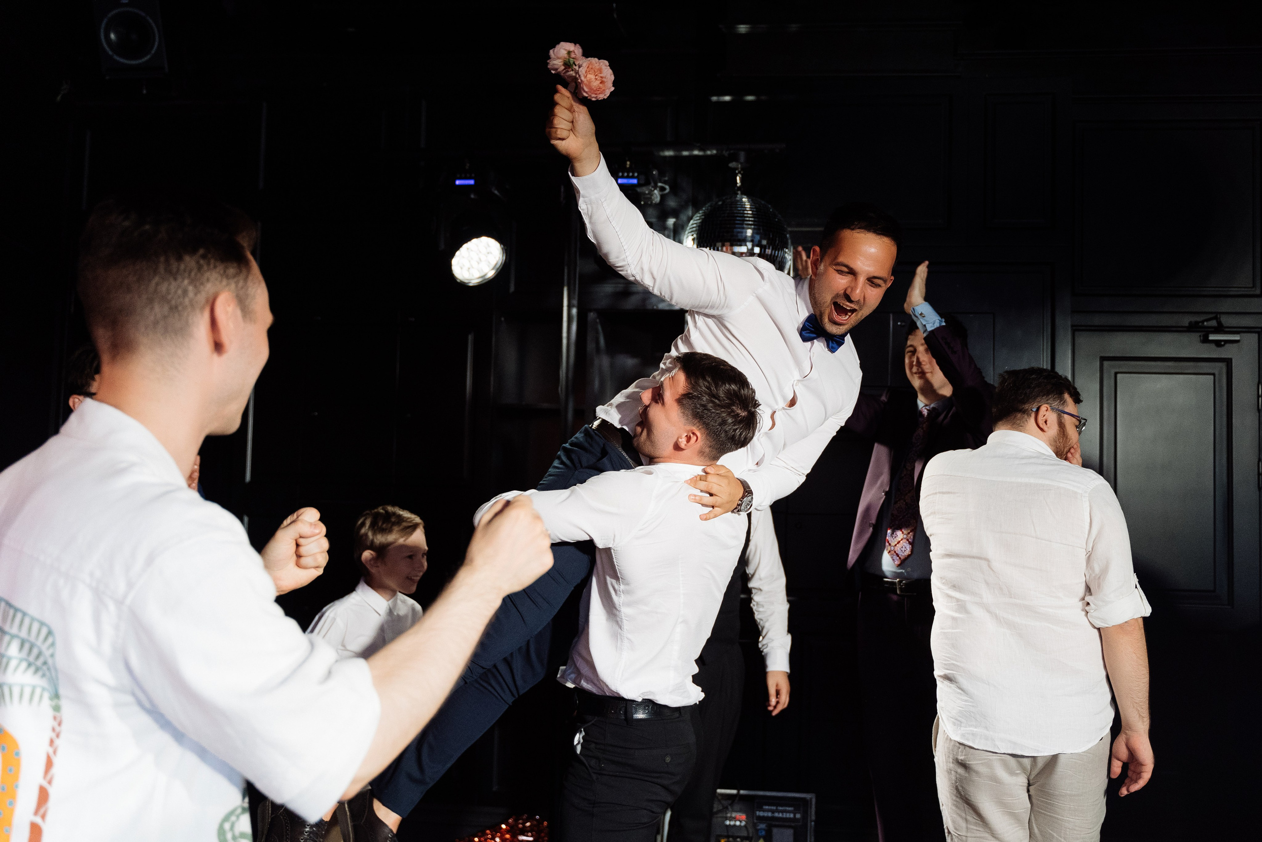 Камерная свадьба на фонтанке в сезонах. Свадебный фотограф организатор в Санкт-Петербурге Ассоль Опарина