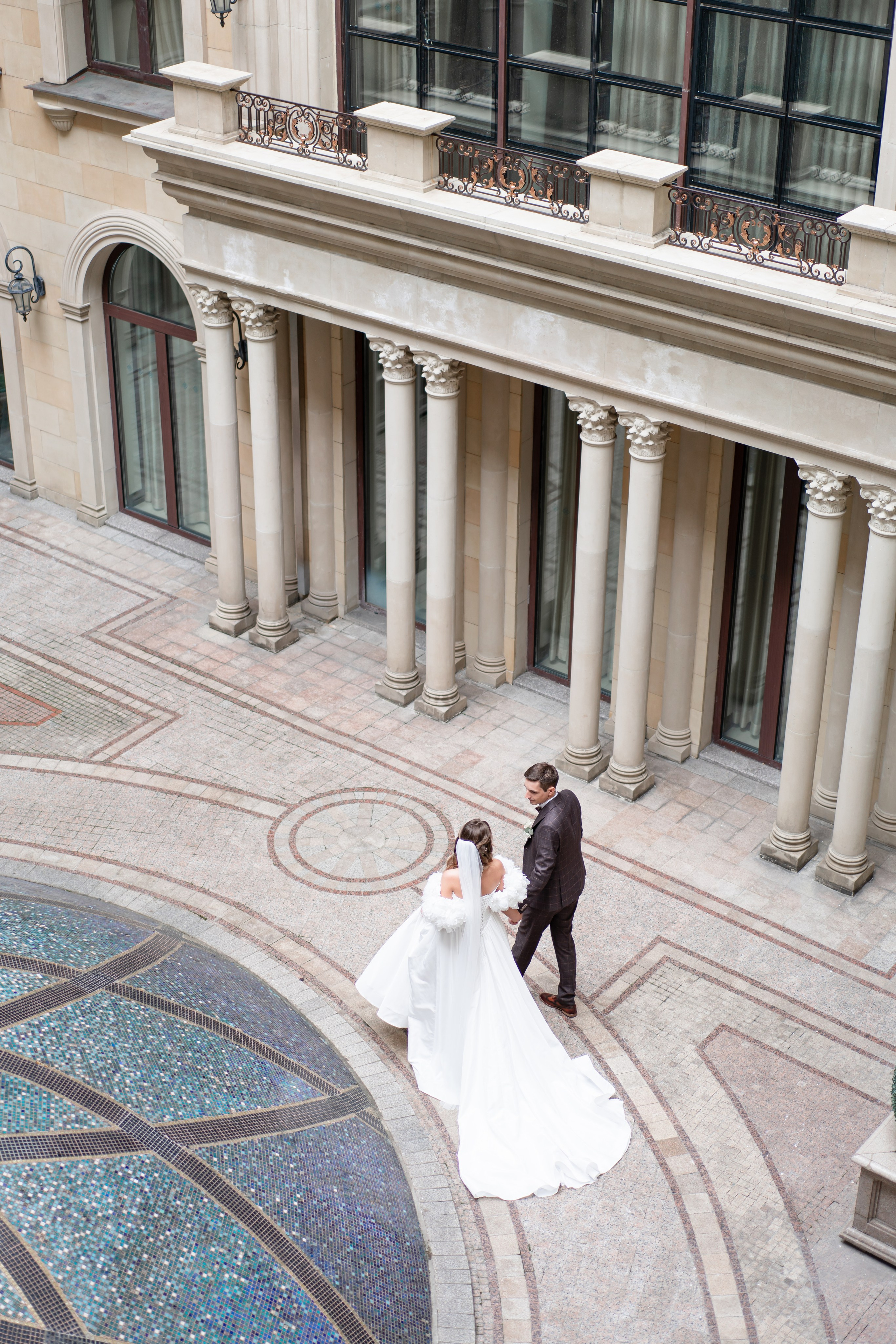 Свадебная фотосессия в отеле The St. Regis Moscow Nikolskaya. Свадебный фотограф Вера Климова