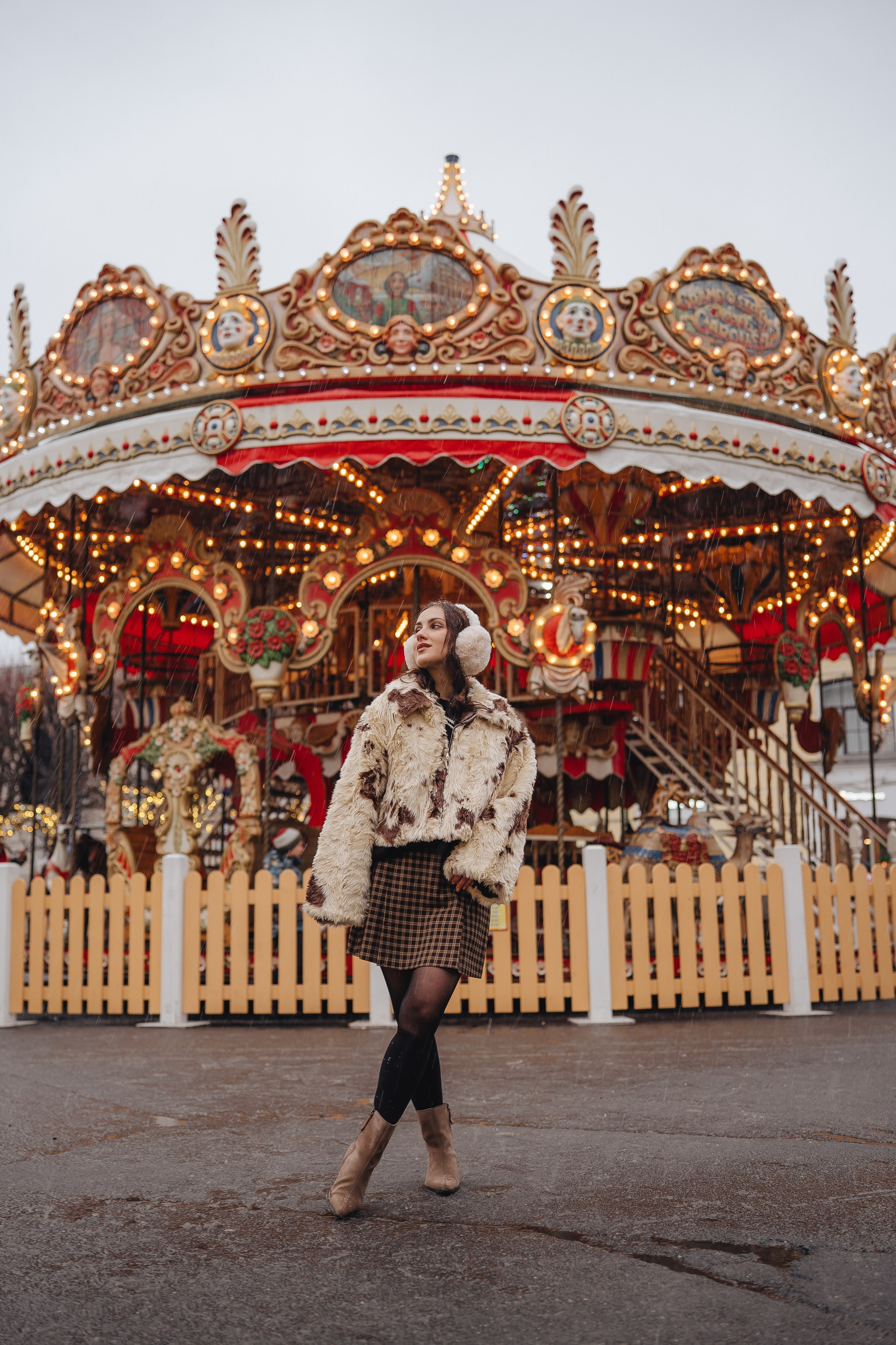 ПРОГУЛКА НА МАНЕЖНОЙ ПЛОЩАДИ ДЛЯ ДЕВУШКИ ПЕРЕД НОВЫМ ГОДОМ (НОВОГОДНЯЯ ФОТОСЕССИИЯ НА МАНЕЖНОЙ ПЛОЩАДИ). Профессиональный фотограф, Санкт-Петербург — Виктория Богомолова