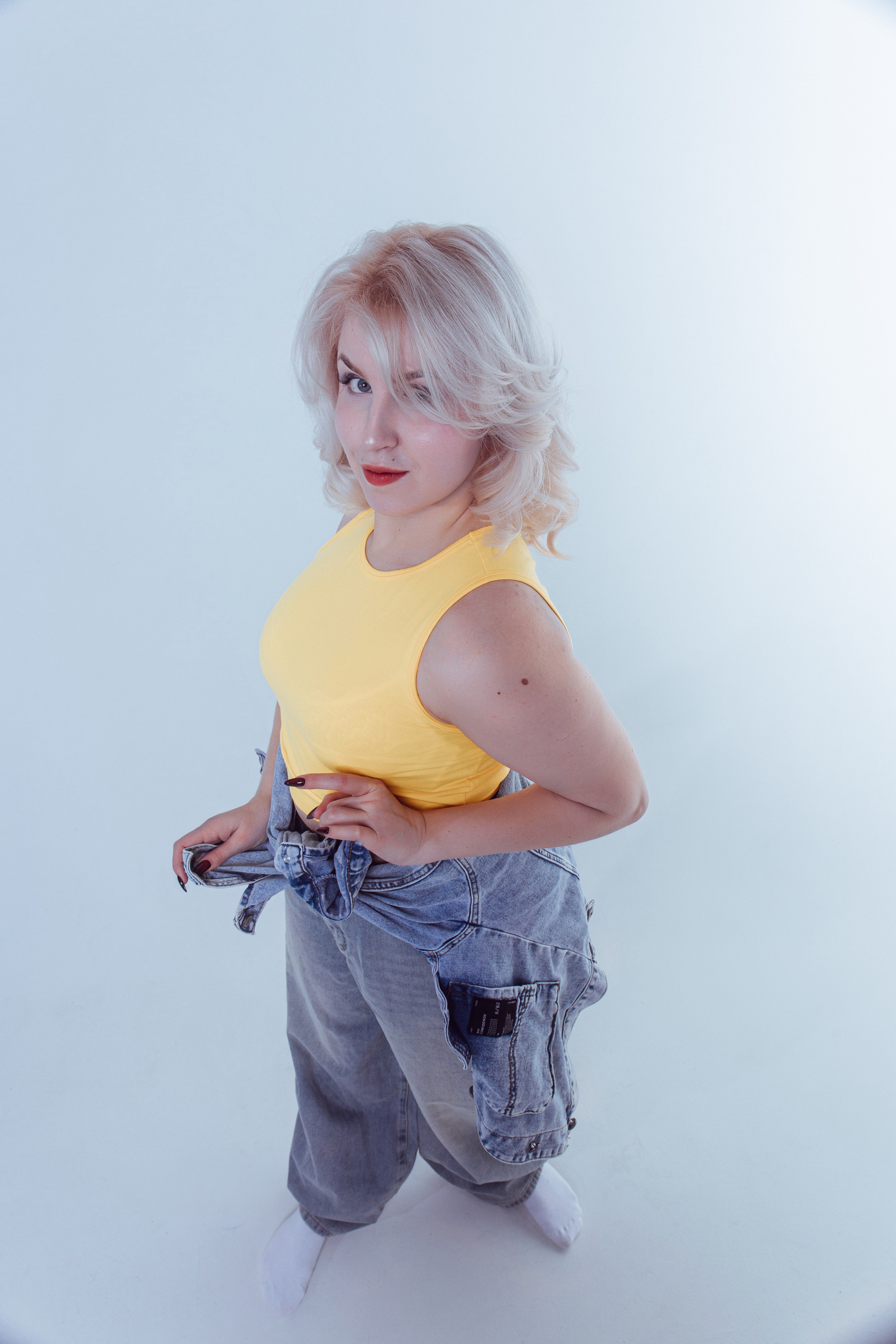 Джинсы порезаны Лето три полоски на кедах. Главная