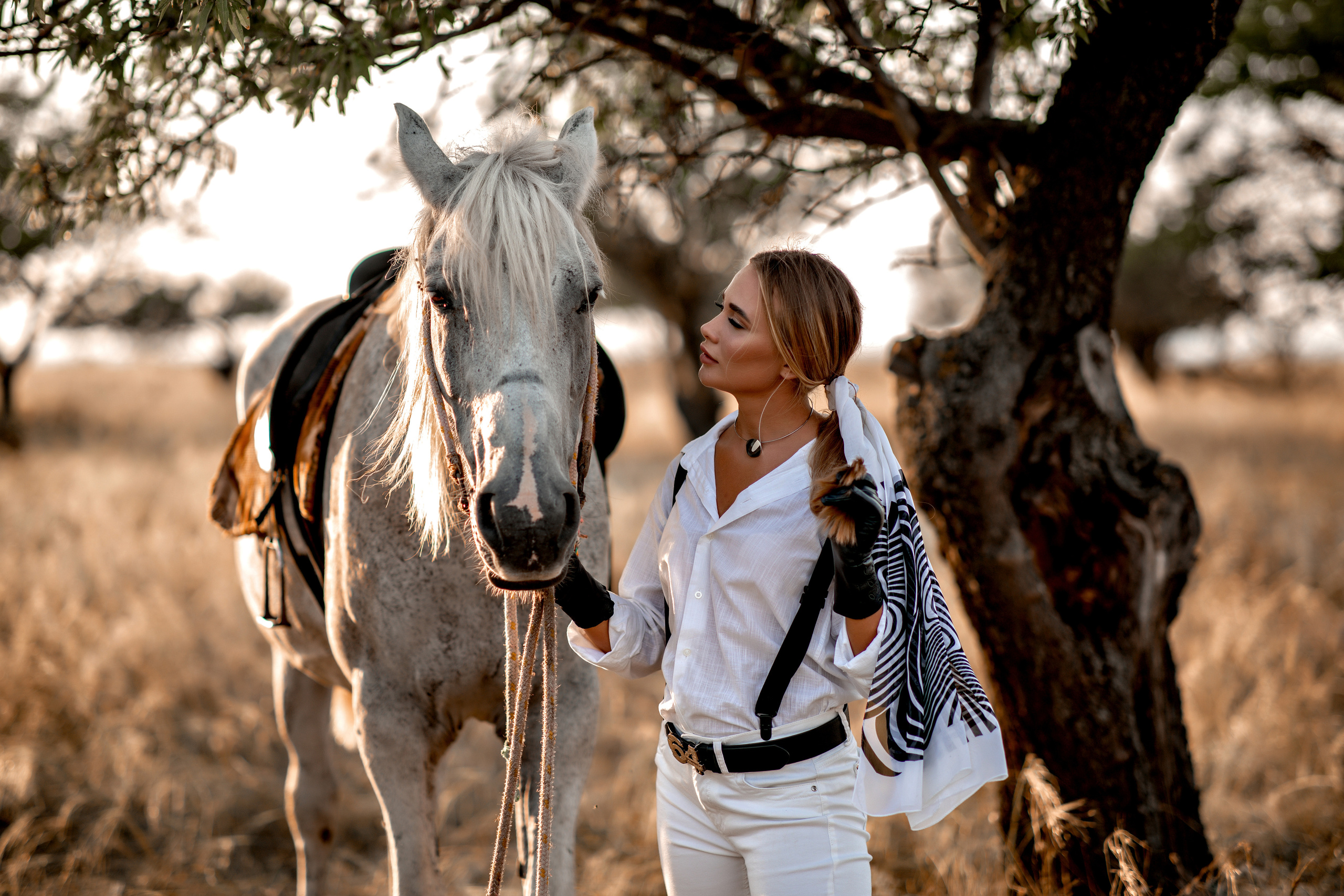 Фотосессия с лошадью. Фотограф-стилист Крым Прокат одежды в Крыму. Фотосессии в Крыму