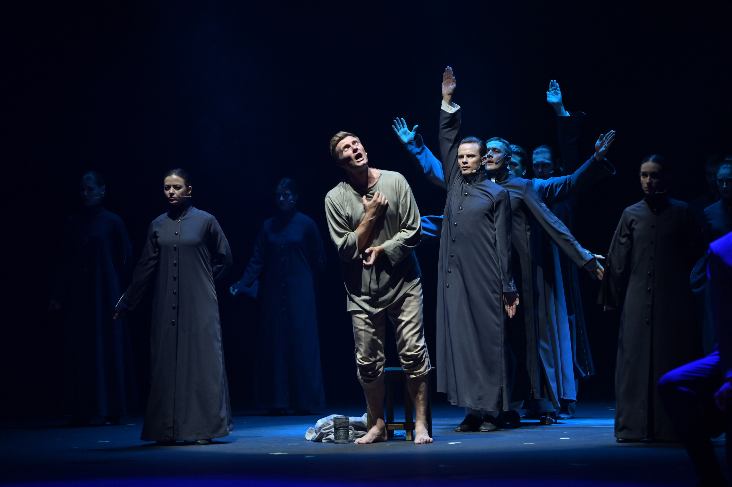 театр , актер , спектакль , мужчины актеры , премьера спектакля , фото с премьеры спектакля , фотографирование спектакля , съемка спектакля , репортажная съемка , танец , пластика динамика , мимика ,эстетика , выражения, эмоции 