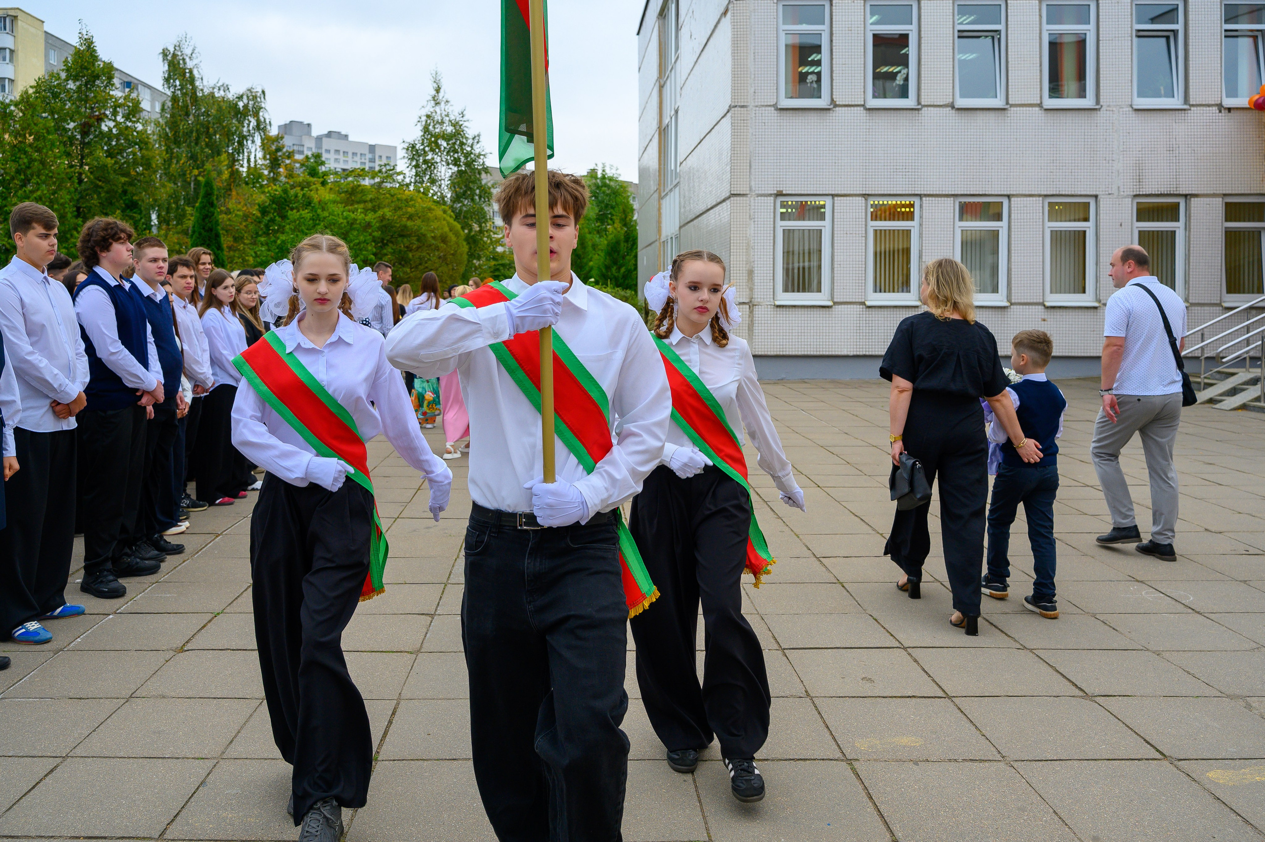 Вот звучит первый звонок, перед этим долгое приготовление к новому этапу в жизни, Яромир идет в школу. Фотоуслуги, услуги фотографа, фотографирование важных событий