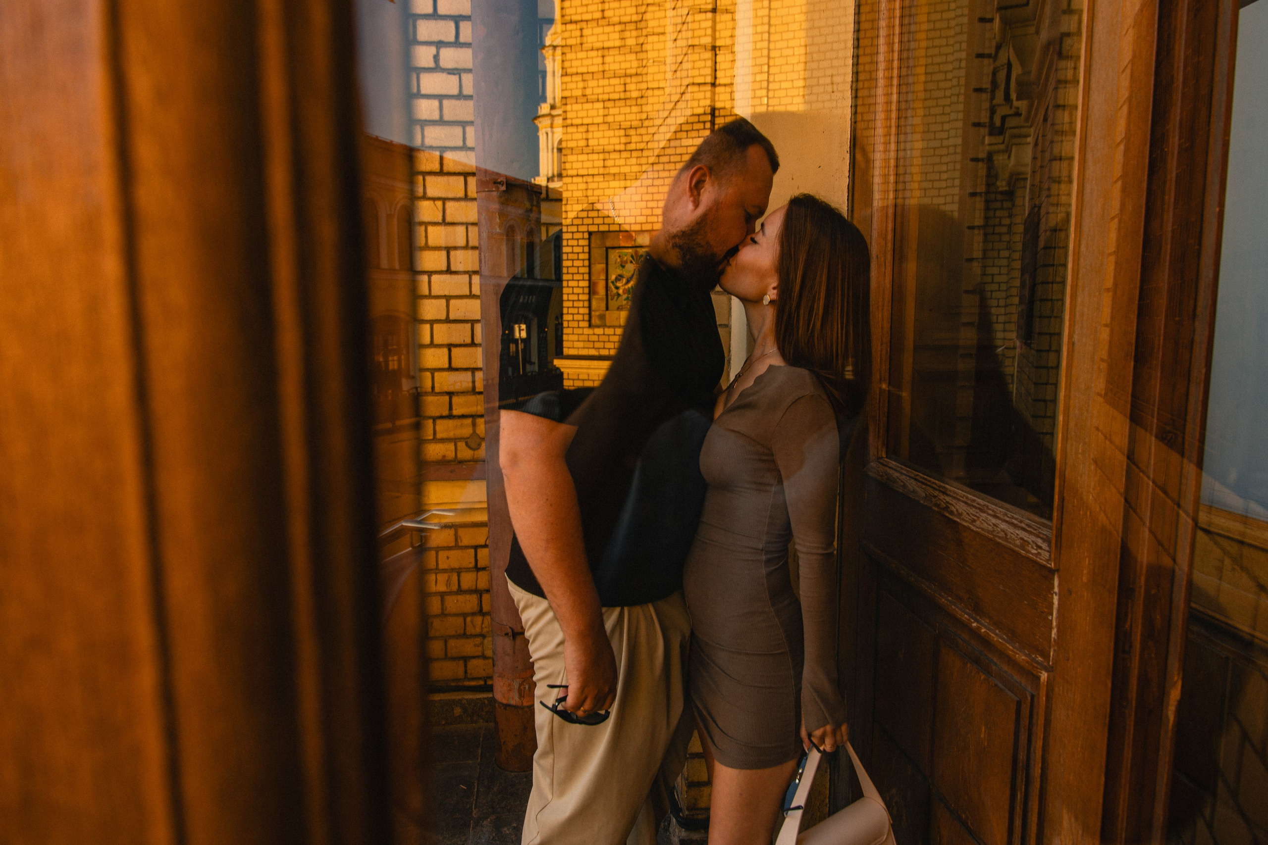 Фотосессия для семейной пары — эмоциональные кадры на Красной площади и в поле