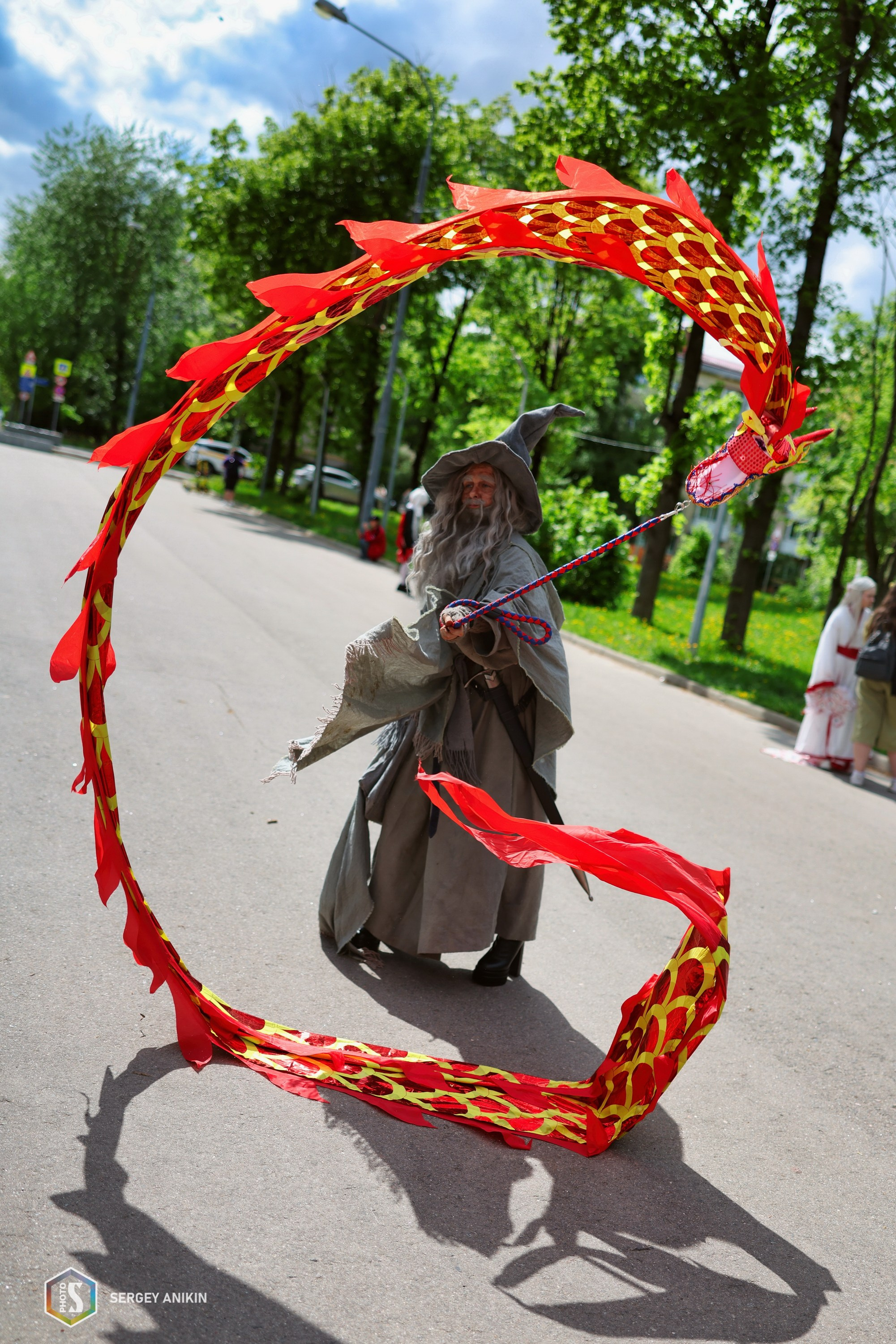 Косплей Гендельф запускате дракона