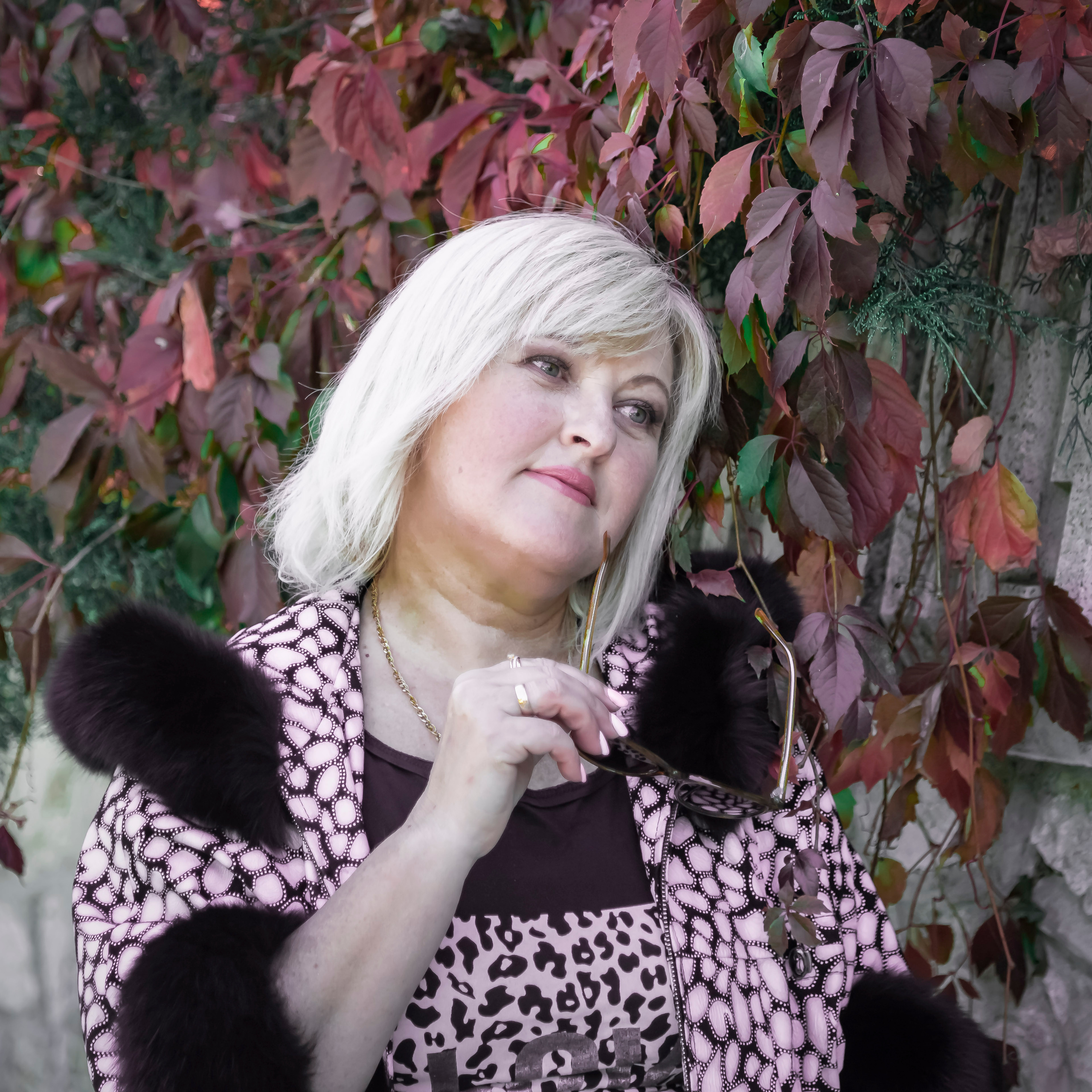 женский портрет, осенний портрет, фотопрогулка по городу, экспресс-фотосессия, лайфстайл фотосессия, фотограф в Симферополе, женский фотограф, коуч-фотограф, заказать фотосессию в Симферополе, фотосессия для девушки, фотосессия для женщины, женщина 50+, женская красота, осенние краски, художественная фотография, фотосессия у профессионала