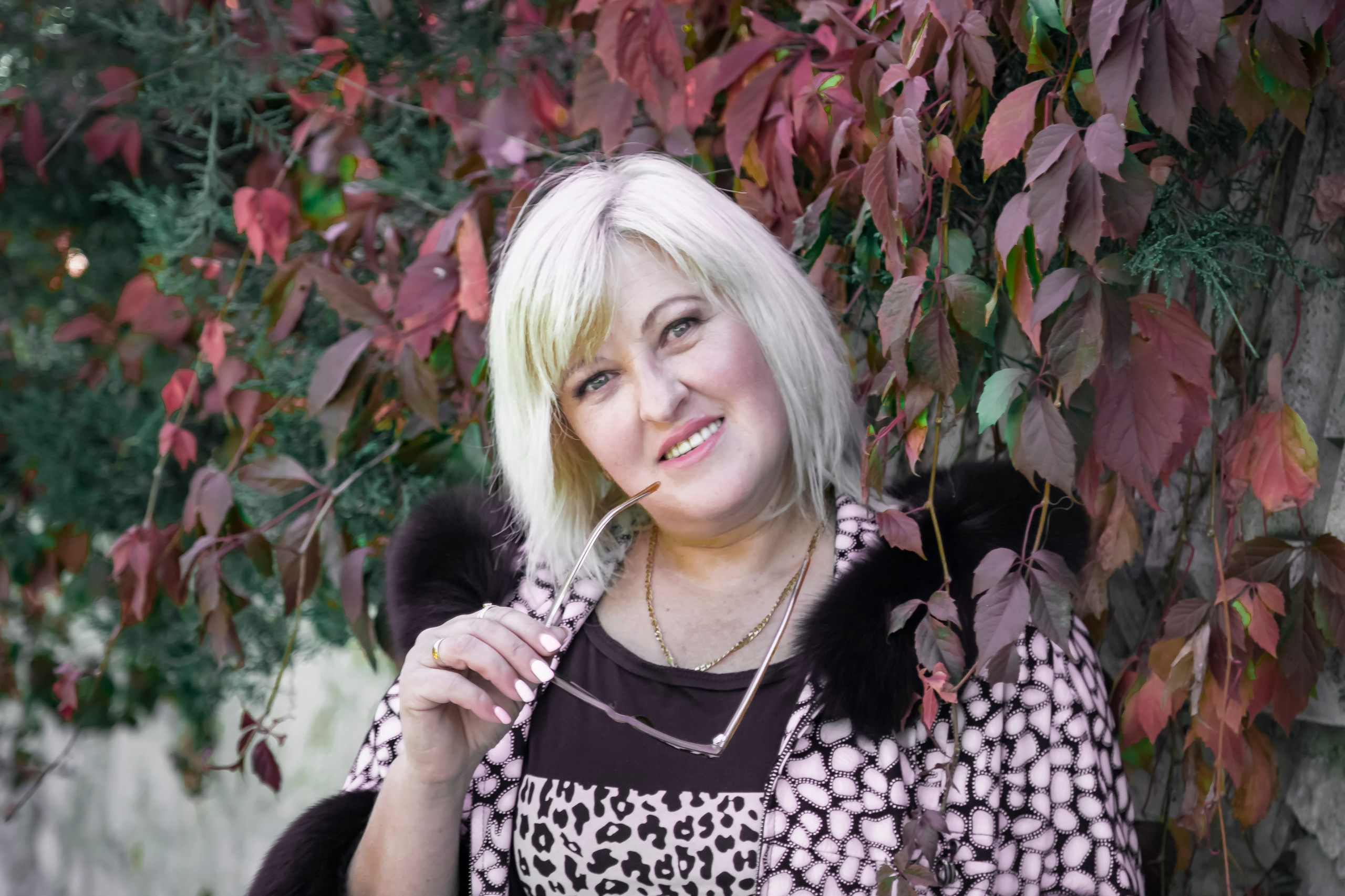 женский портрет, осенний портрет, фотопрогулка по городу, экспресс-фотосессия, лайфстайл фотосессия, фотограф в Симферополе, женский фотограф, коуч-фотограф, заказать фотосессию в Симферополе, фотосессия для девушки, фотосессия для женщины, женщина 50+, женская красота, осенние краски, художественная фотография, фотосессия у профессионала