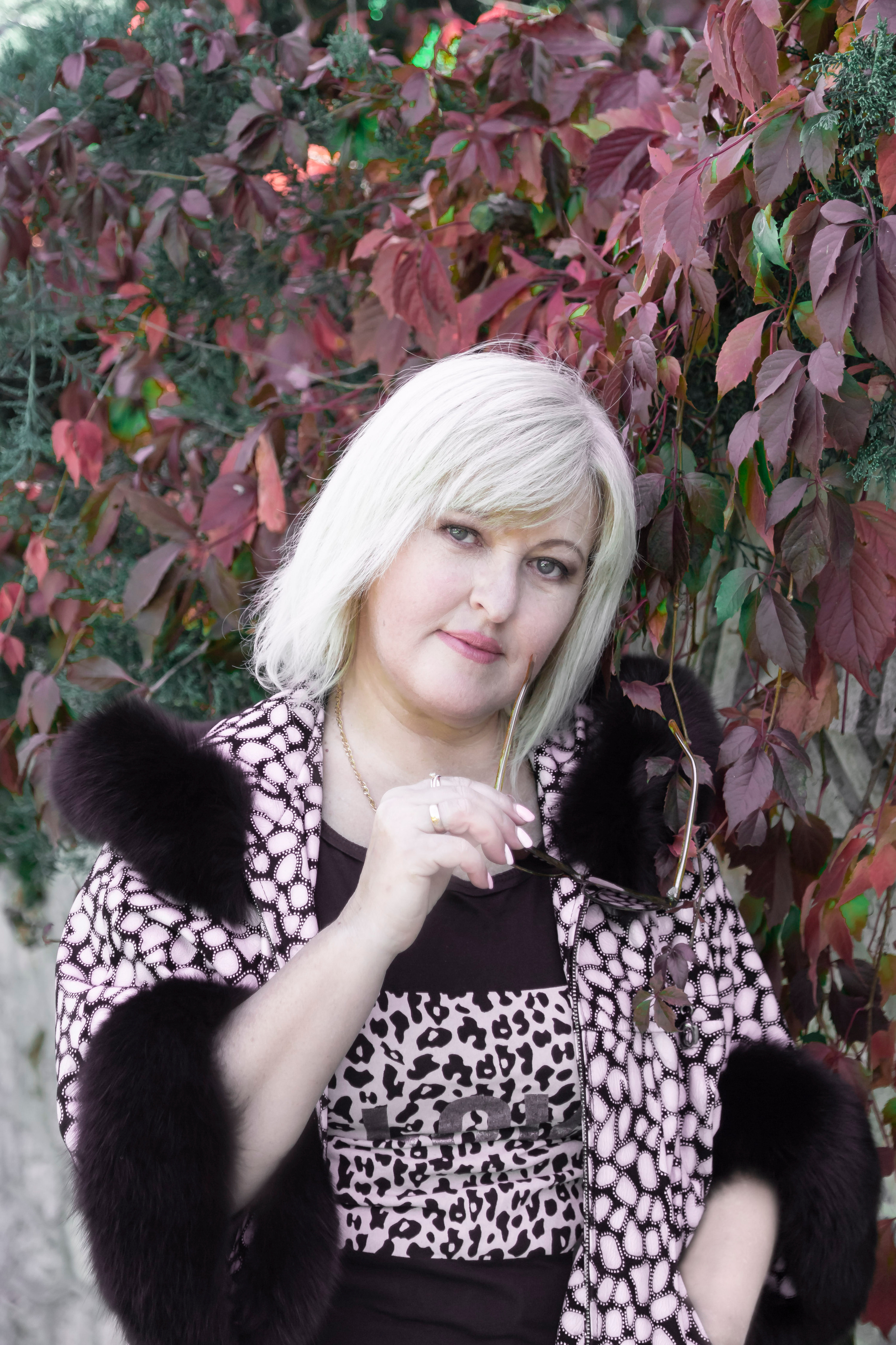 женский портрет, осенний портрет, фотопрогулка по городу, экспресс-фотосессия, лайфстайл фотосессия, фотограф в Симферополе, женский фотограф, коуч-фотограф, заказать фотосессию в Симферополе, фотосессия для девушки, фотосессия для женщины, женщина 50+, женская красота, осенние краски, художественная фотография, фотосессия у профессионала