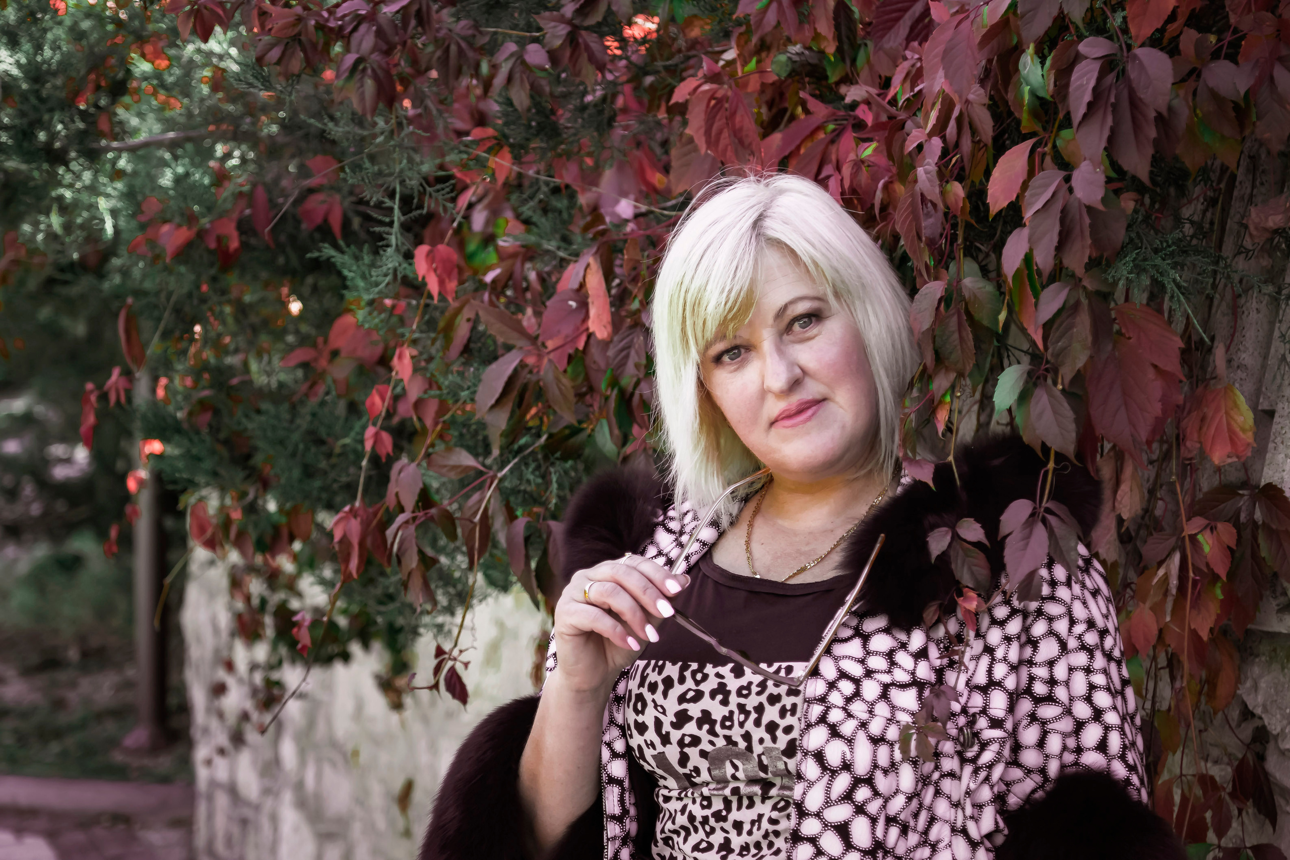 женский портрет, осенний портрет, фотопрогулка по городу, экспресс-фотосессия, лайфстайл фотосессия, фотограф в Симферополе, женский фотограф, коуч-фотограф, заказать фотосессию в Симферополе, фотосессия для девушки, фотосессия для женщины, женщина 50+, женская красота, осенние краски, художественная фотография, фотосессия у профессионала