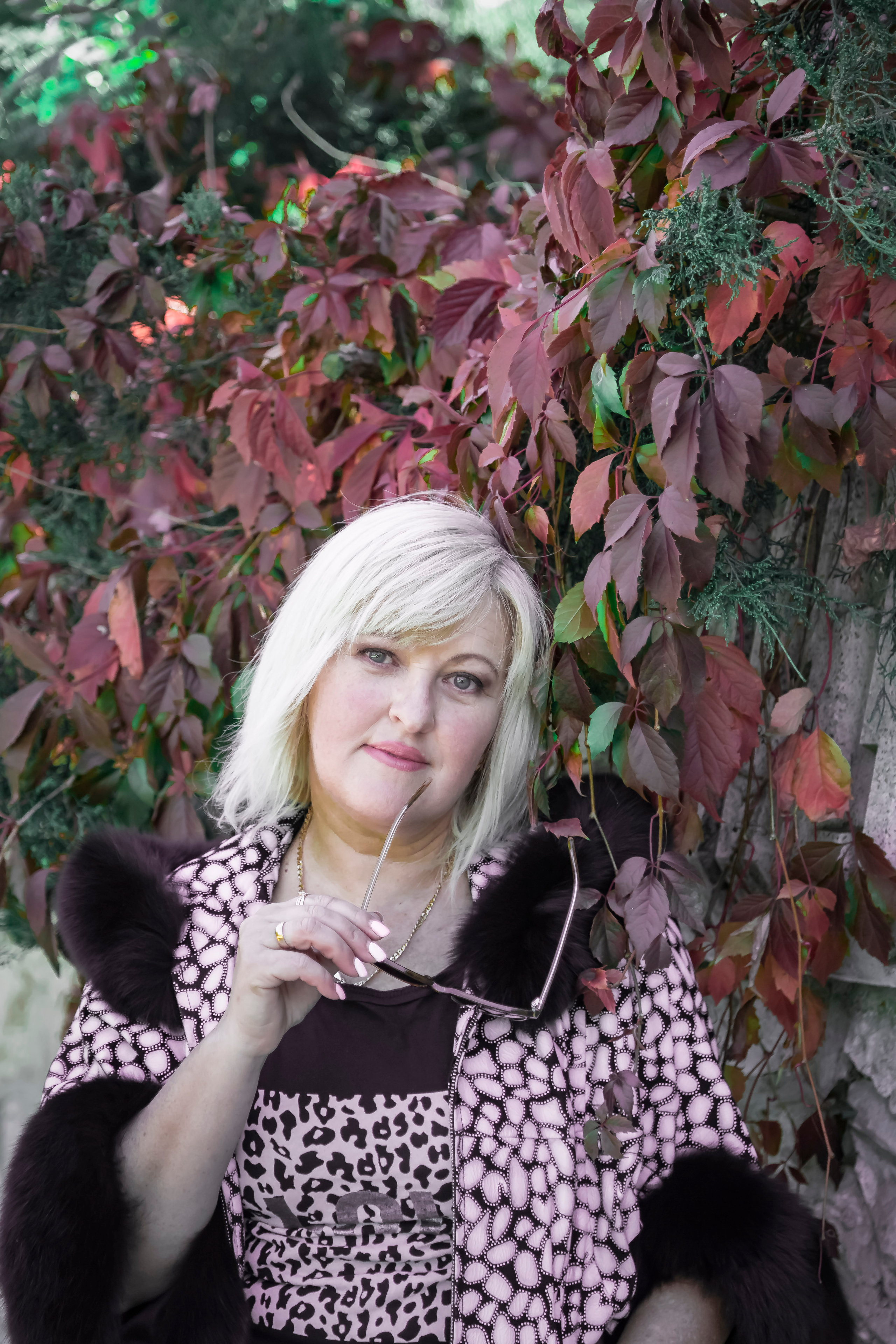 женский портрет, осенний портрет, фотопрогулка по городу, экспресс-фотосессия, лайфстайл фотосессия, фотограф в Симферополе, женский фотограф, коуч-фотограф, заказать фотосессию в Симферополе, фотосессия для девушки, фотосессия для женщины, женщина 50+, женская красота, осенние краски, художественная фотография, фотосессия у профессионала