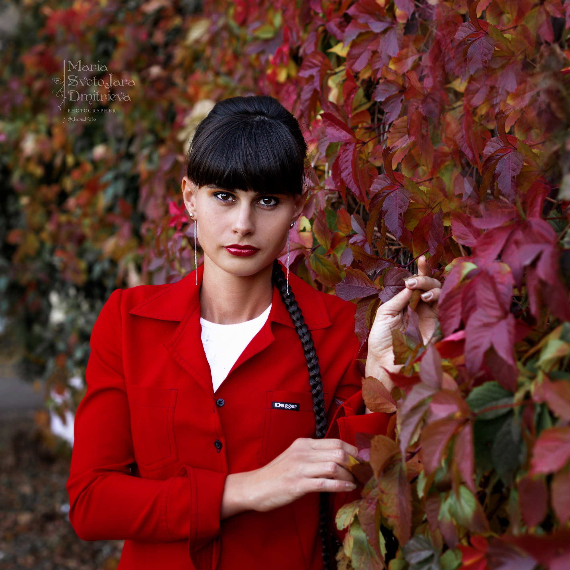 женский портрет, осенний портрет, фотопрогулка по городу, экспресс-фотосессия, лайфстайл фотосессия, фотограф в Симферополе, женский фотограф, коуч-фотограф, заказать фотосессию в Симферополе, фотосессия для девушки, фотосессия для женщины, женщина 35+, женская красота, осенние краски, художественная фотография, фотосессия у профессионала,  брюнетка в красном