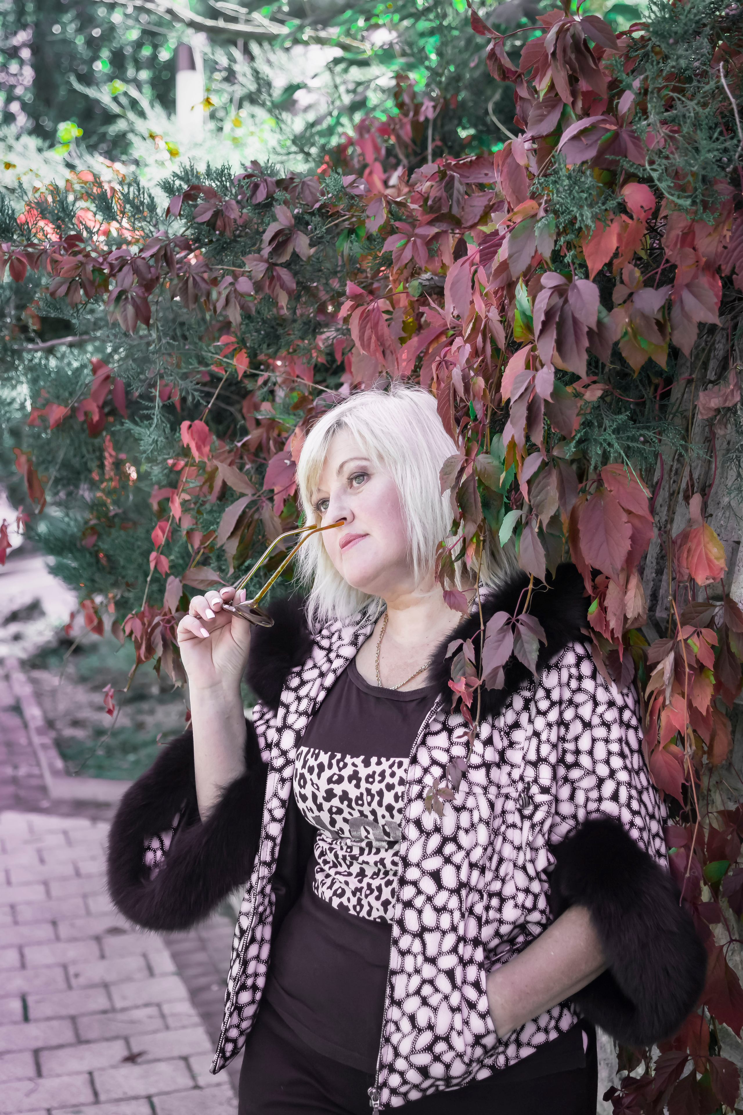 женский портрет, осенний портрет, фотопрогулка по городу, экспресс-фотосессия, лайфстайл фотосессия, фотограф в Симферополе, женский фотограф, коуч-фотограф, заказать фотосессию в Симферополе, фотосессия для девушки, фотосессия для женщины, женщина 50+, женская красота, осенние краски, художественная фотография, фотосессия у профессионала