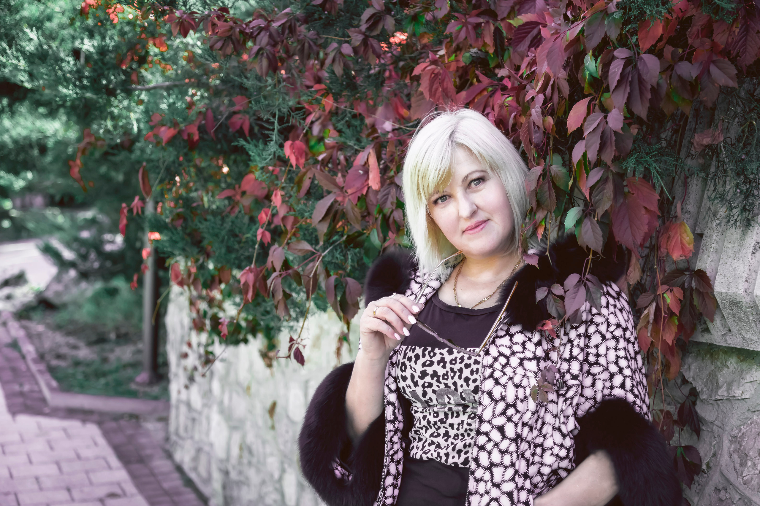 женский портрет, осенний портрет, фотопрогулка по городу, экспресс-фотосессия, лайфстайл фотосессия, фотограф в Симферополе, женский фотограф, коуч-фотограф, заказать фотосессию в Симферополе, фотосессия для девушки, фотосессия для женщины, женщина 50+, женская красота, осенние краски, художественная фотография, фотосессия у профессионала