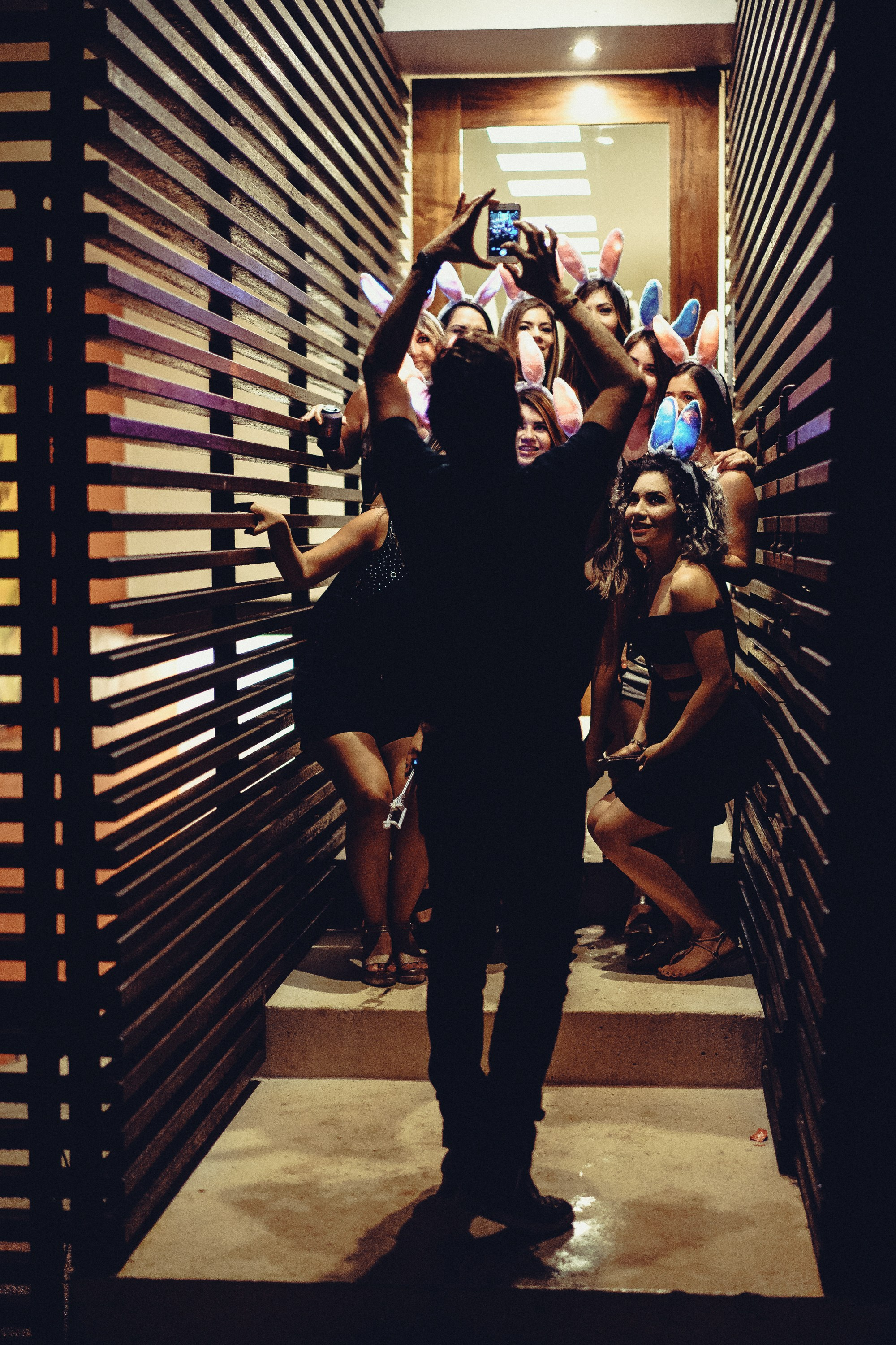 Мужчина фотографирует девушек во время празднования Дня Мёртвых в Мексике.