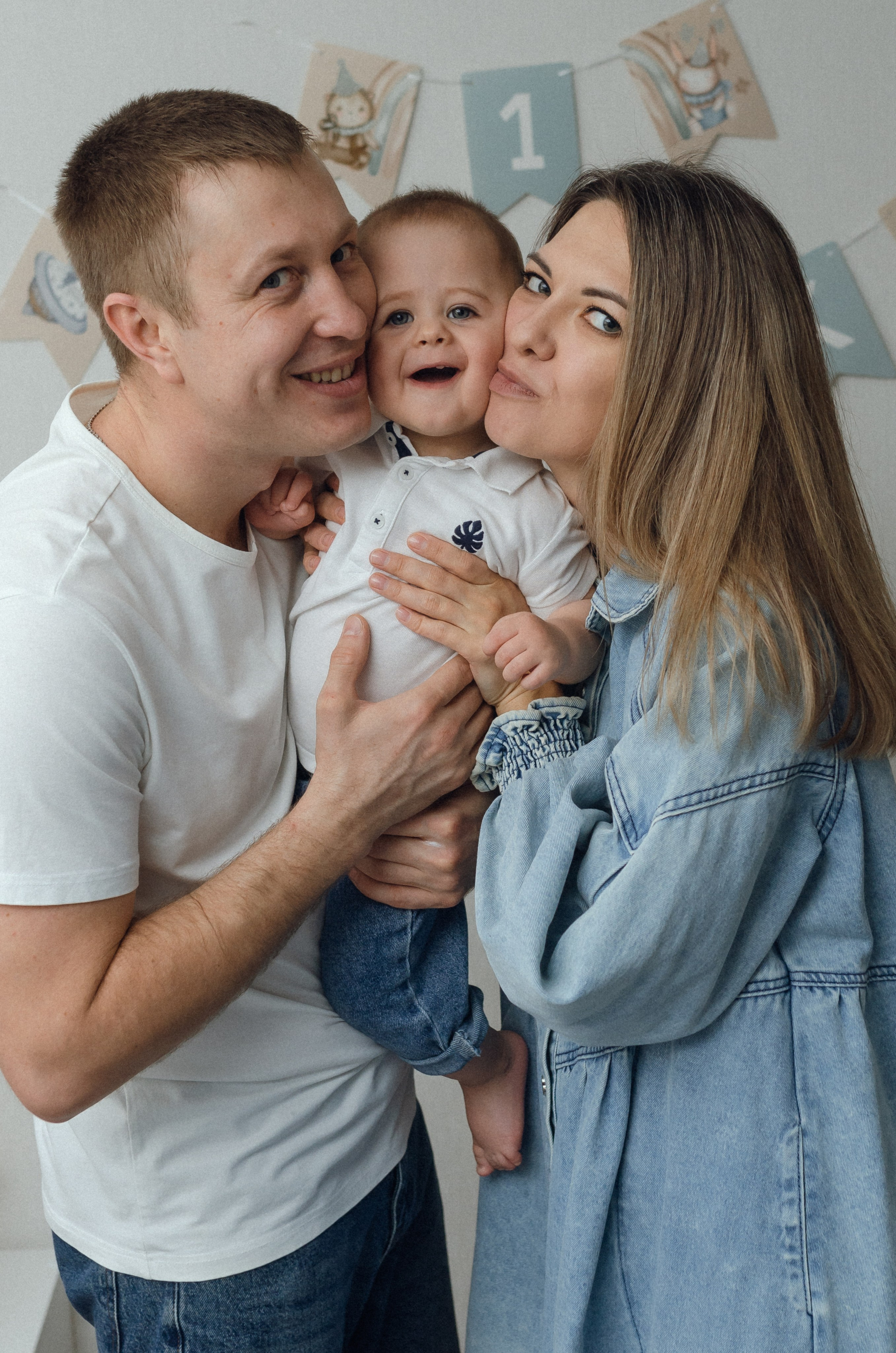 Света, Кирилл и маленький Максим. Семейная домашняя съемка. Семейный фотограф в Барнауле Ирина Ястребова