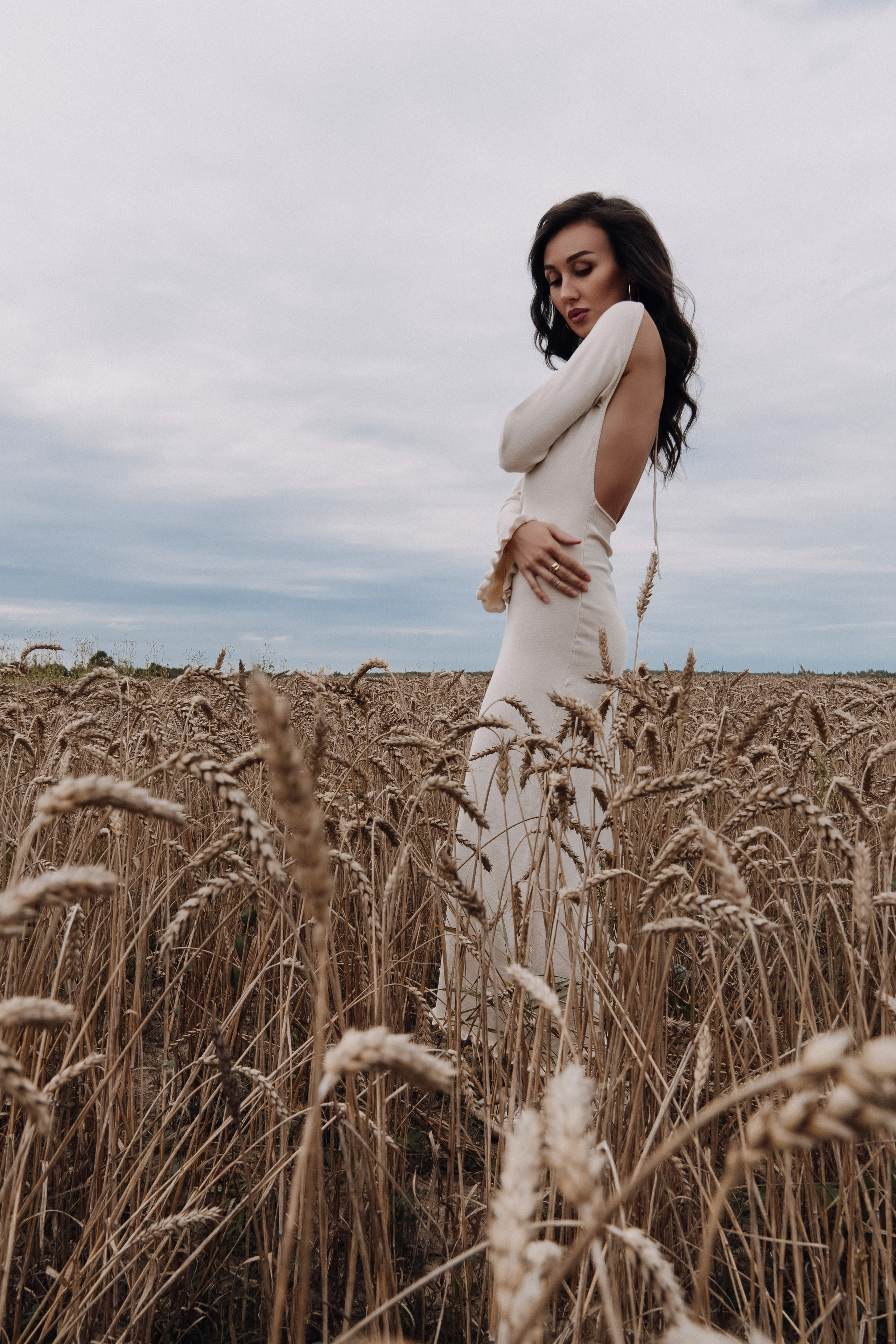 фотосессия девушки в поле