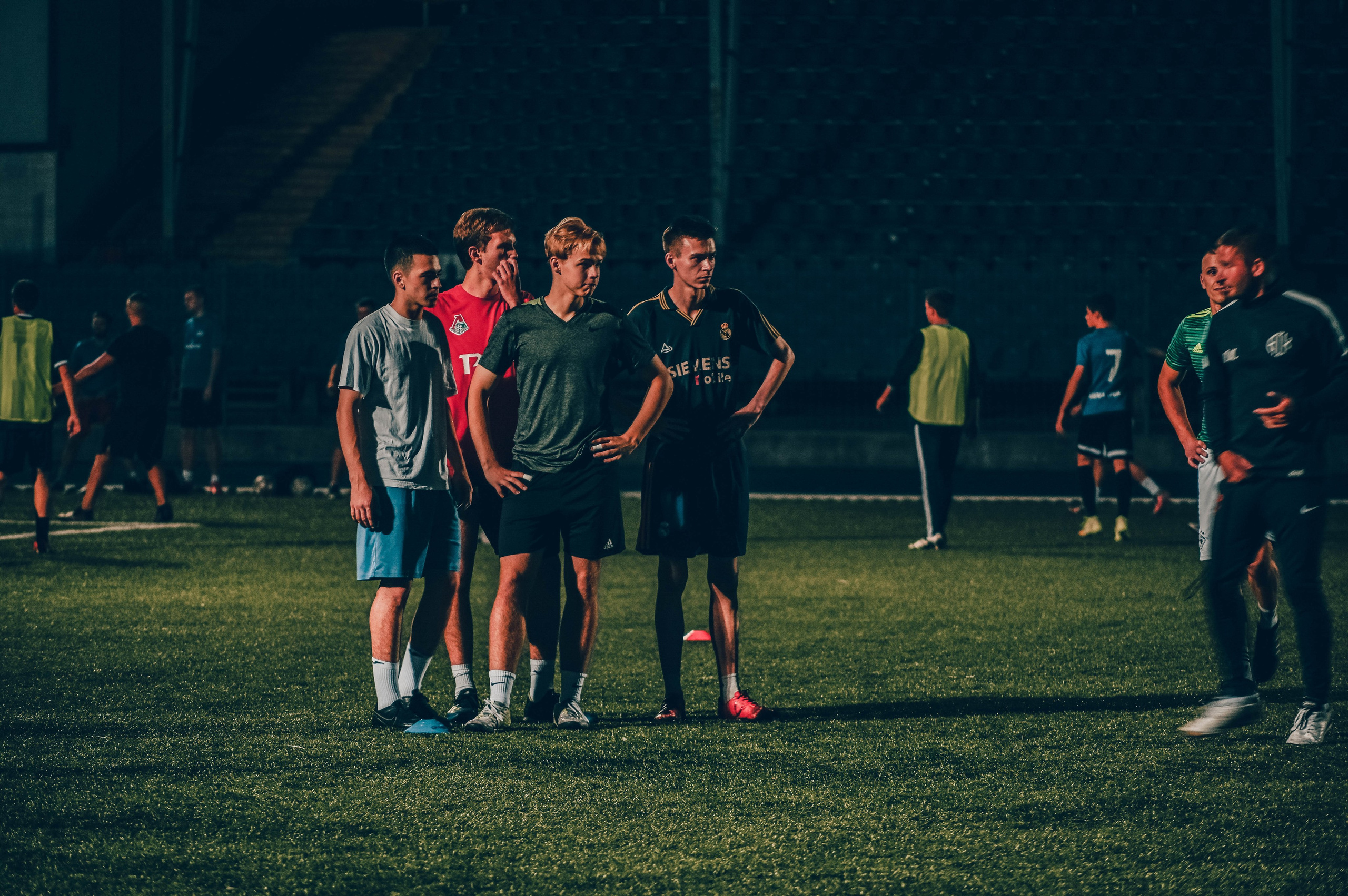 Фотосъёмка футбольной тренировки на стадионе. Фотограф Александр Орымбаев