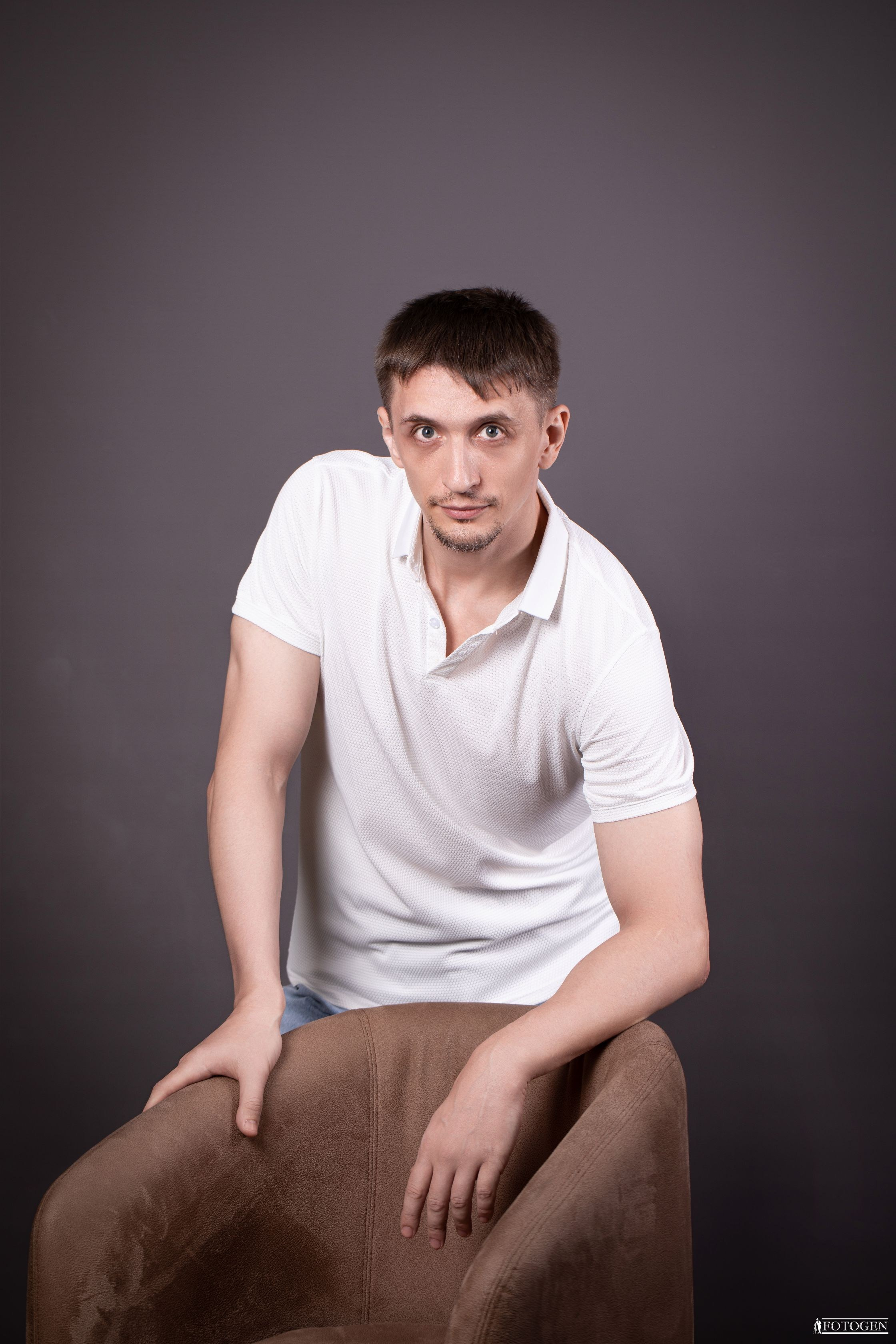 Профессиональная мужская фотосессия в Fotogen: Ваша история в кадре. Интерьерная фотостудия FOTOGEN г. Краснодар