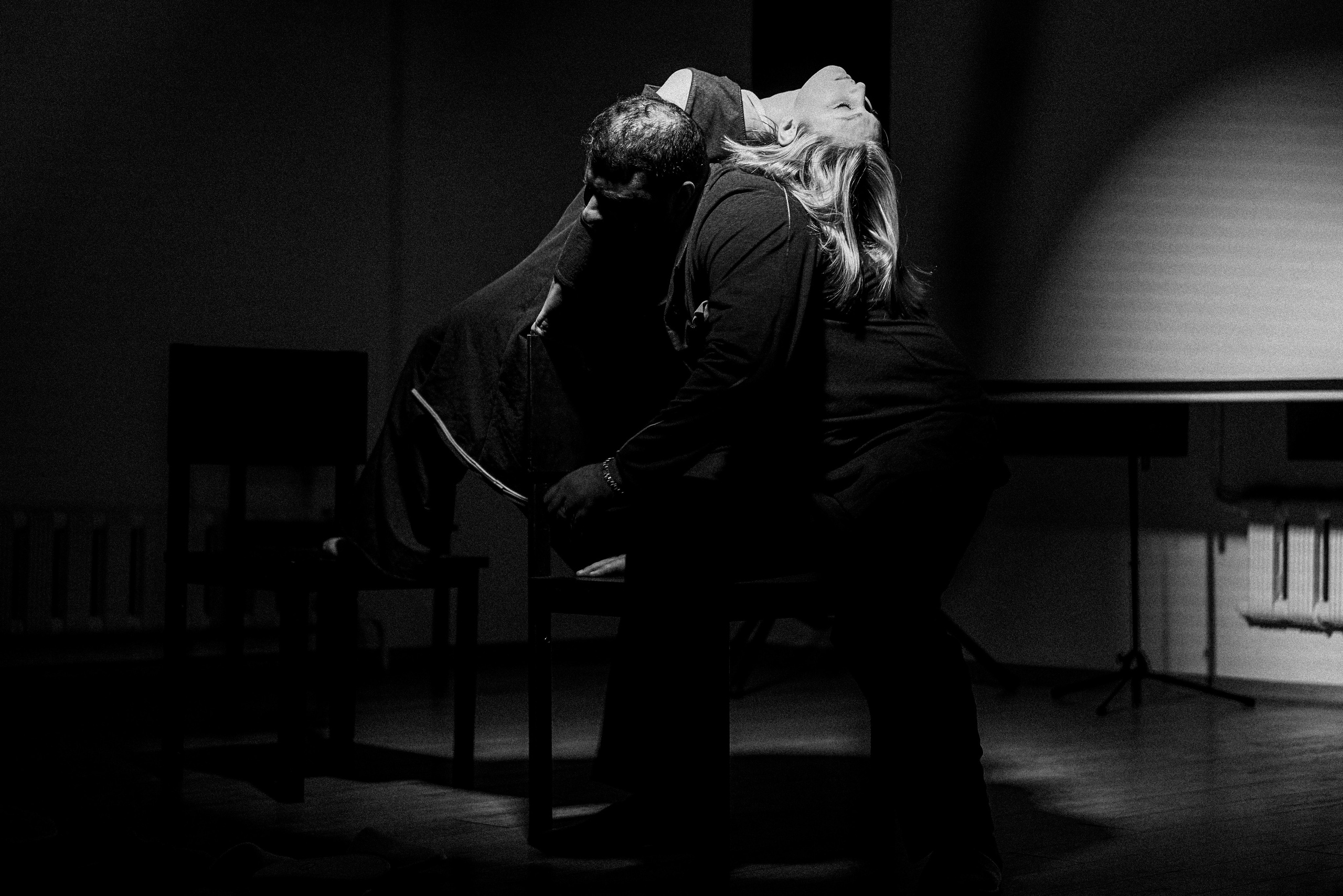 Репортаж иммерсивного спектакля «БЕС ЦЕНЫ». Репортажный фотограф в Санкт-Петербурге Никита Лу