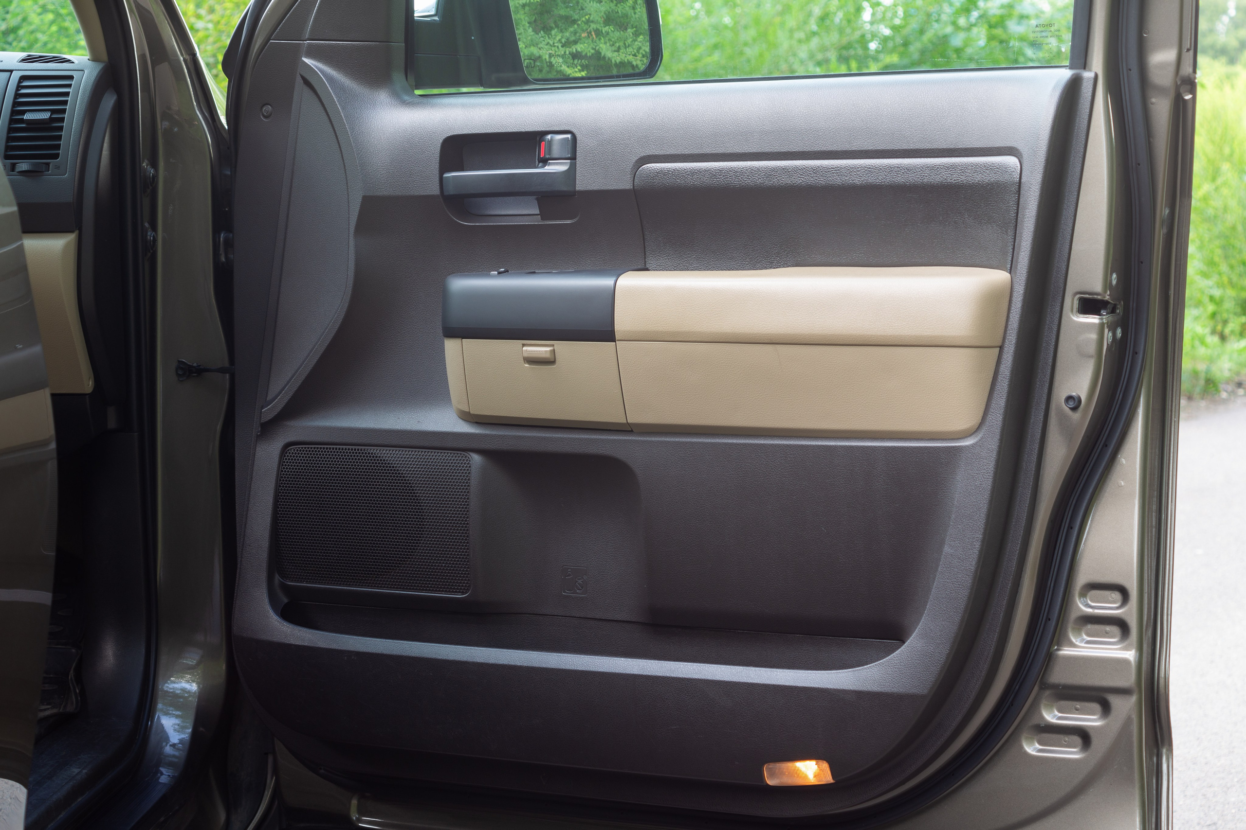 Фотосъемка автомобиля Toyota Tundra для продажи. Интерьерный фотограф и ретушер в Красноярске Денис Антропов