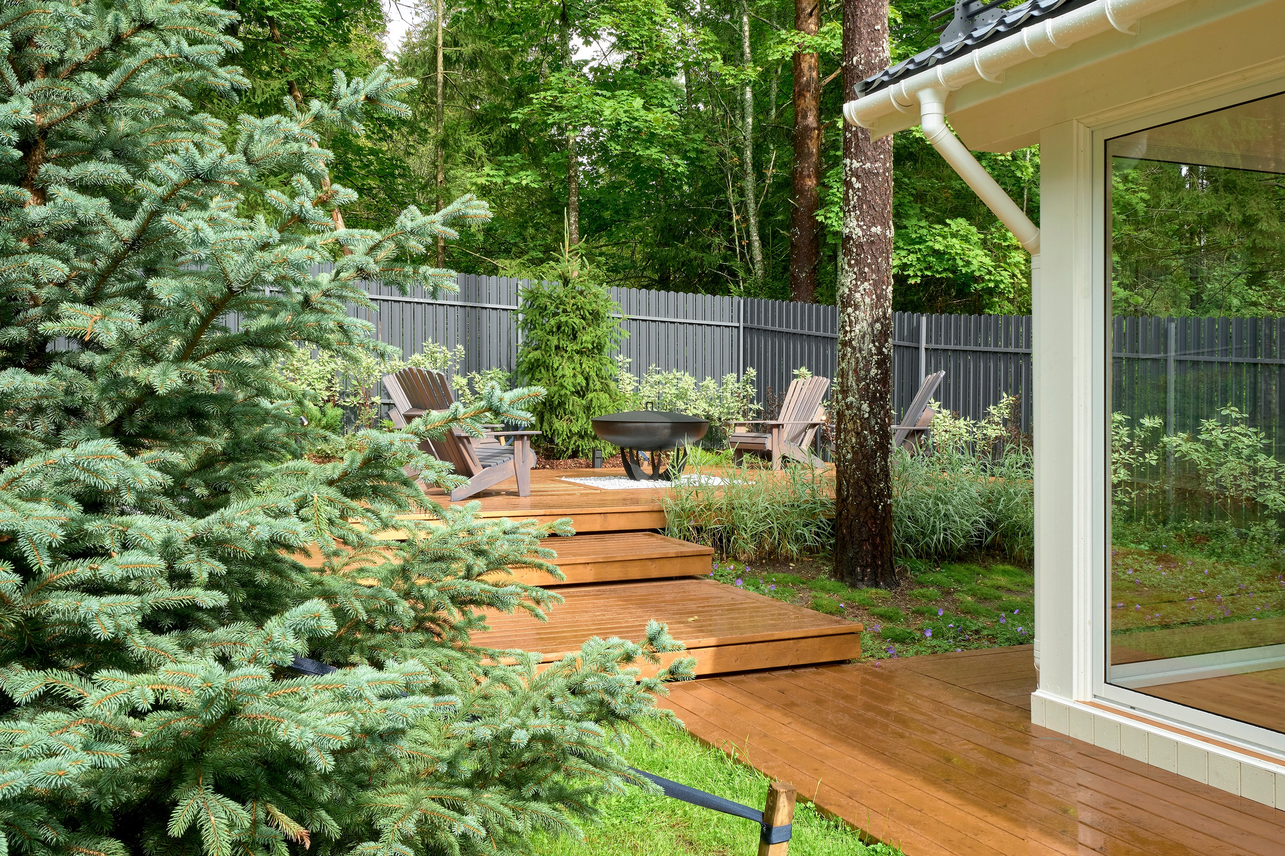 Фотосъемка реализованного проекта частного сада в Заполье для ландшафтной студии Хвоя. Фотограф Наталья Соловьева