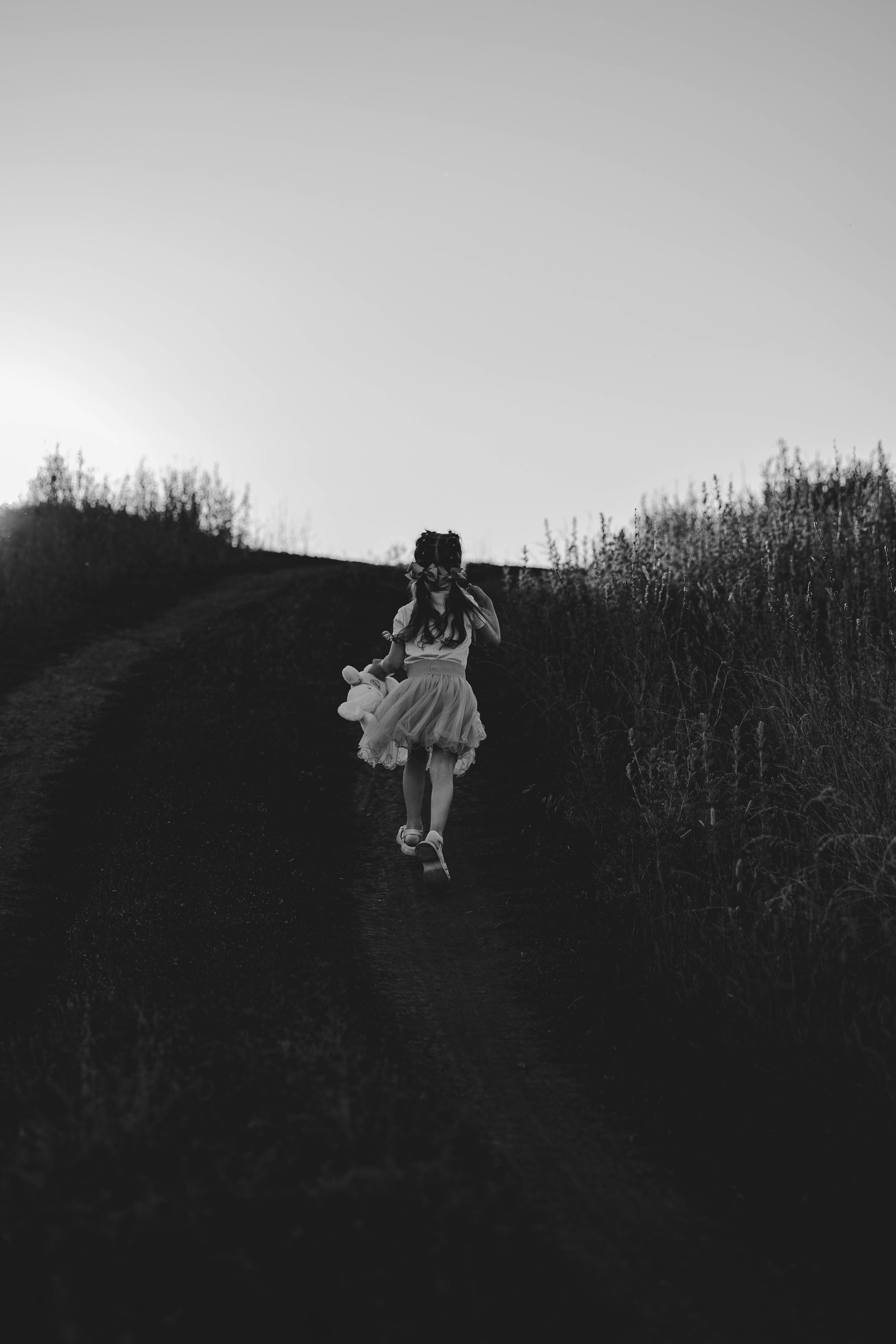 Внучка и бабуля прогулка на природе. Коммерческий фотограф