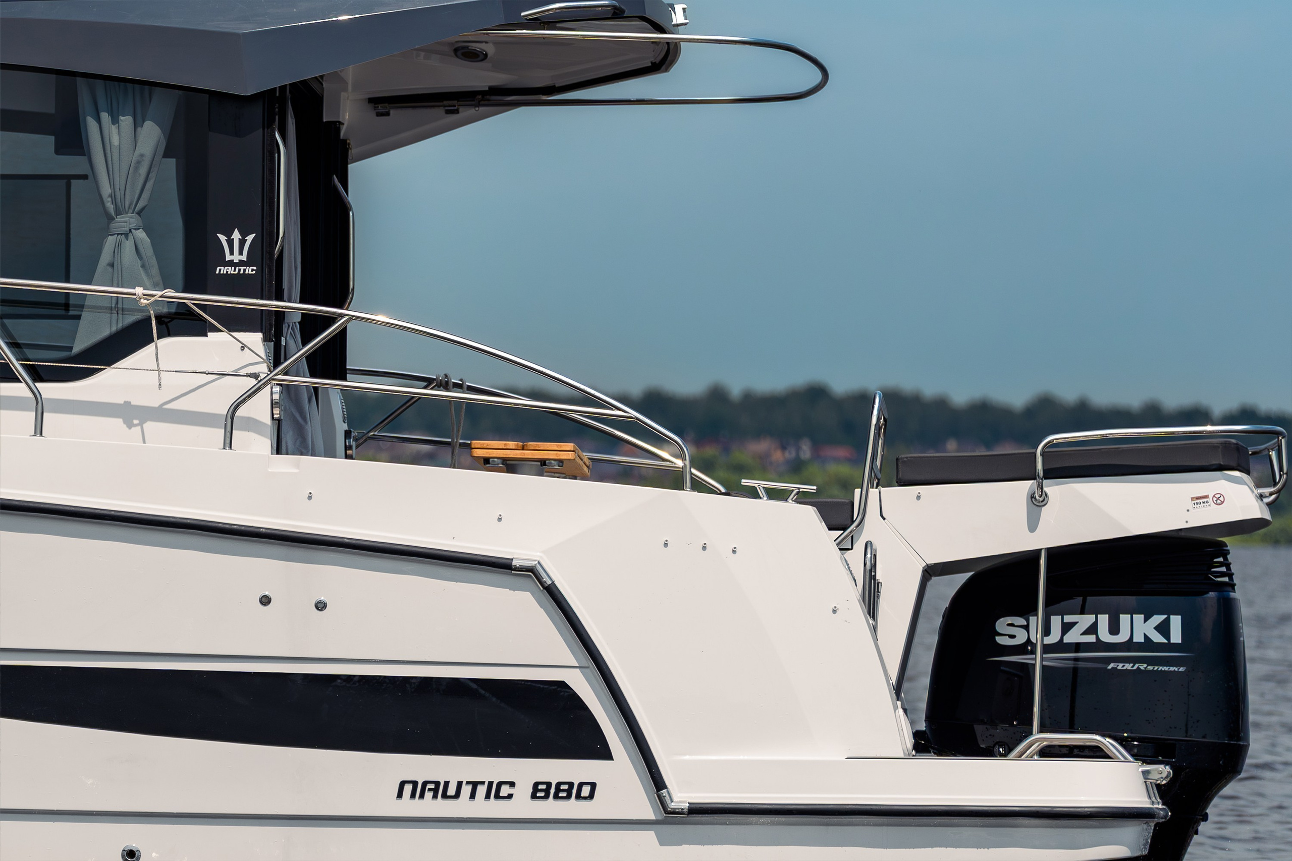 Детальная фотосъёмка Nautic 880, бортовая линия, корма и мотор Suzuki