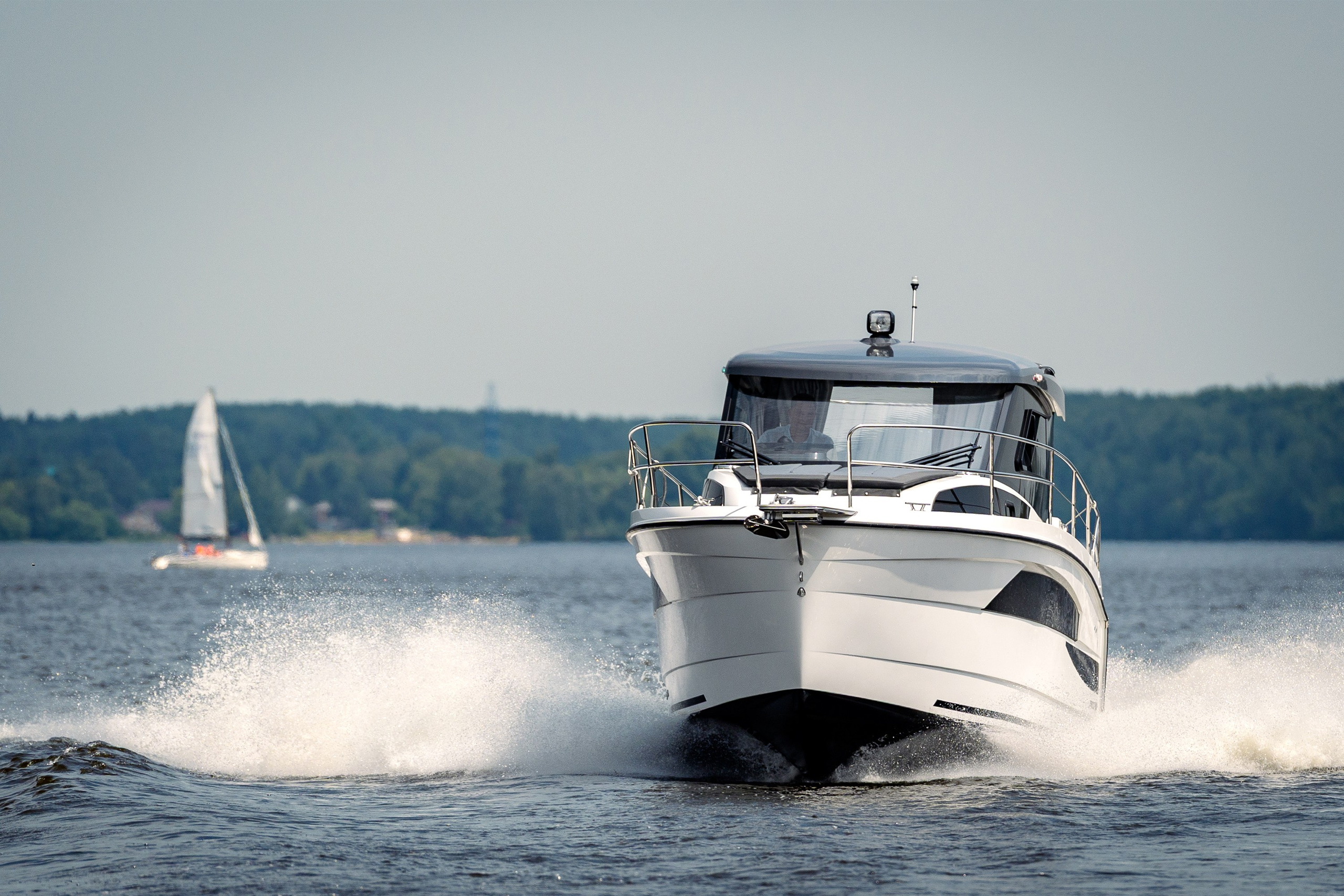 Фронтальная фотосъёмка Nautic 880 в движении, корпус катера и брызги воды