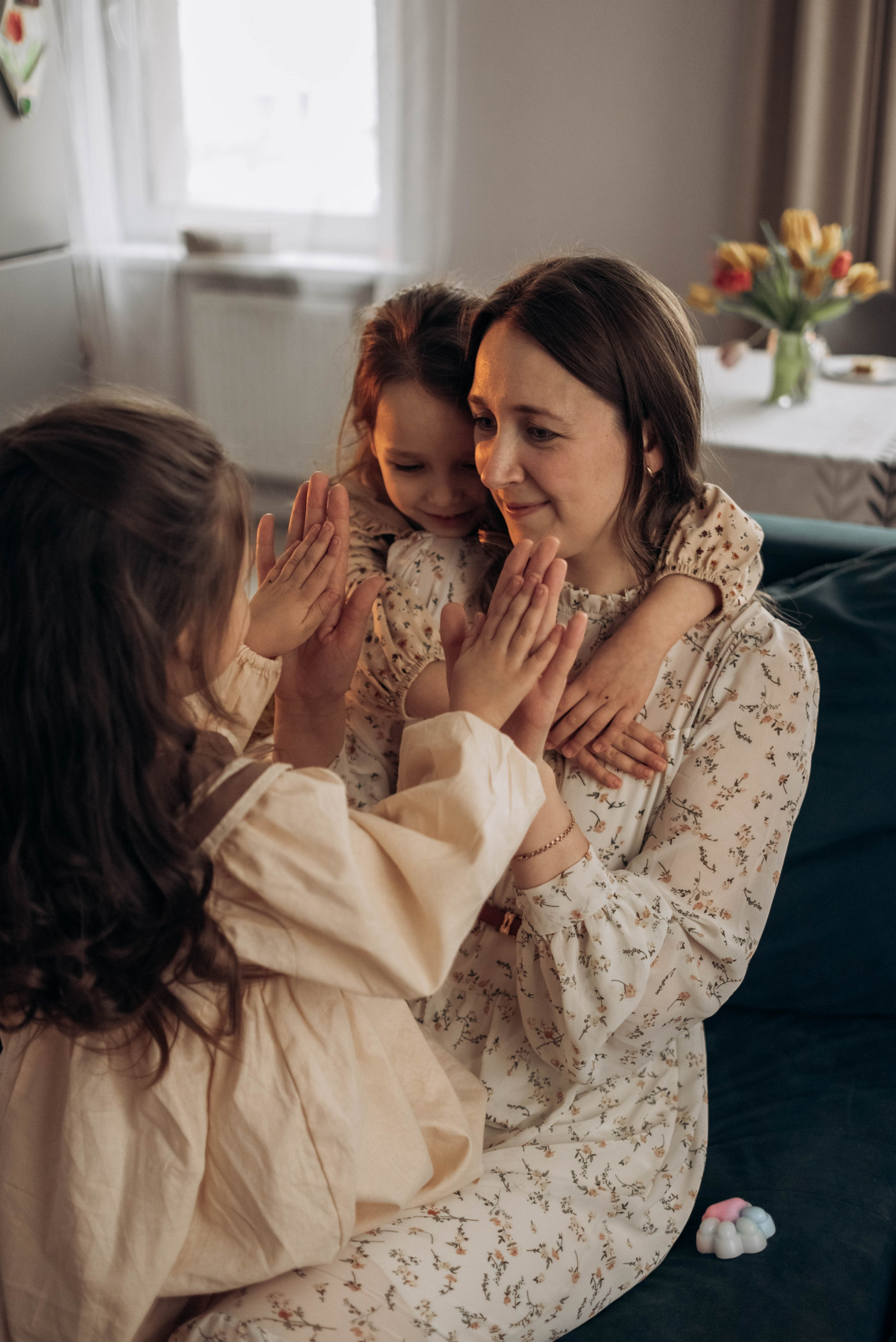 Домашняя фотосессия для мамы и дочек, с цветами, весной, к 8 марта. Семейный фотограф в Железнодорожном Масаева Елена