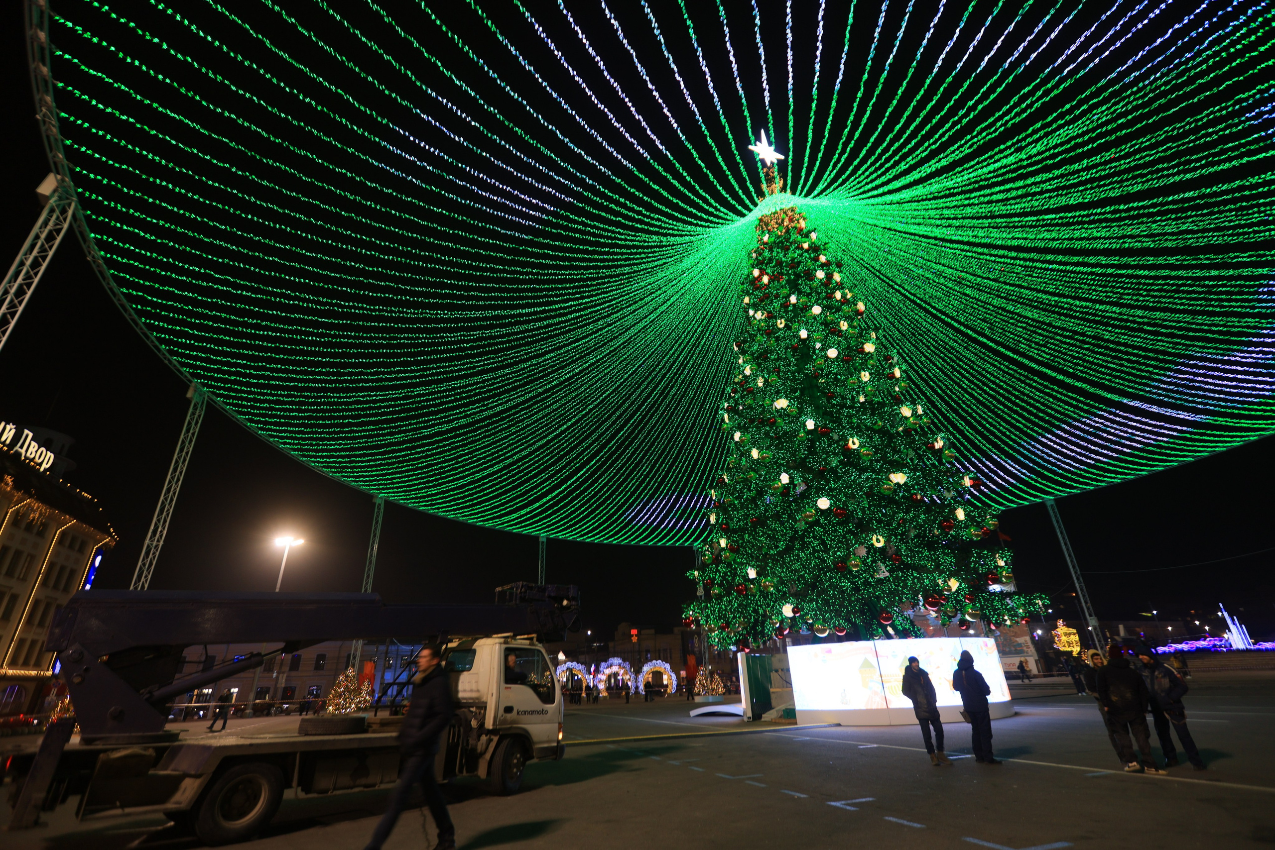 Новая Главная Новогодняя Ель Города — Героя -Тула и коллектив её установивший. Фотограф в Туле Крупский АнДРей. Фотостудия «КАДР71» в Туле