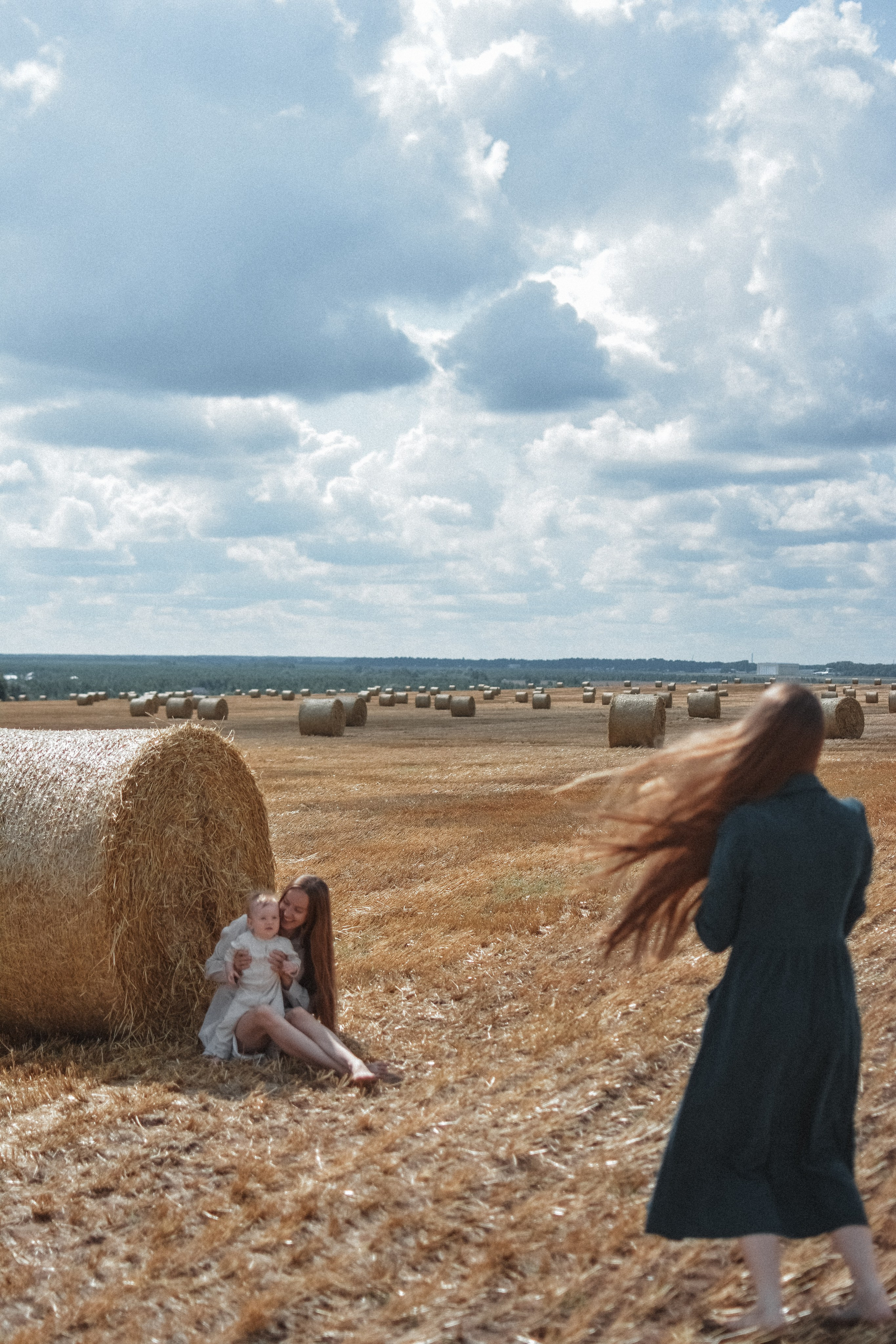 Сёстры в поле и малышка дочь. Alenasokolowa.ru