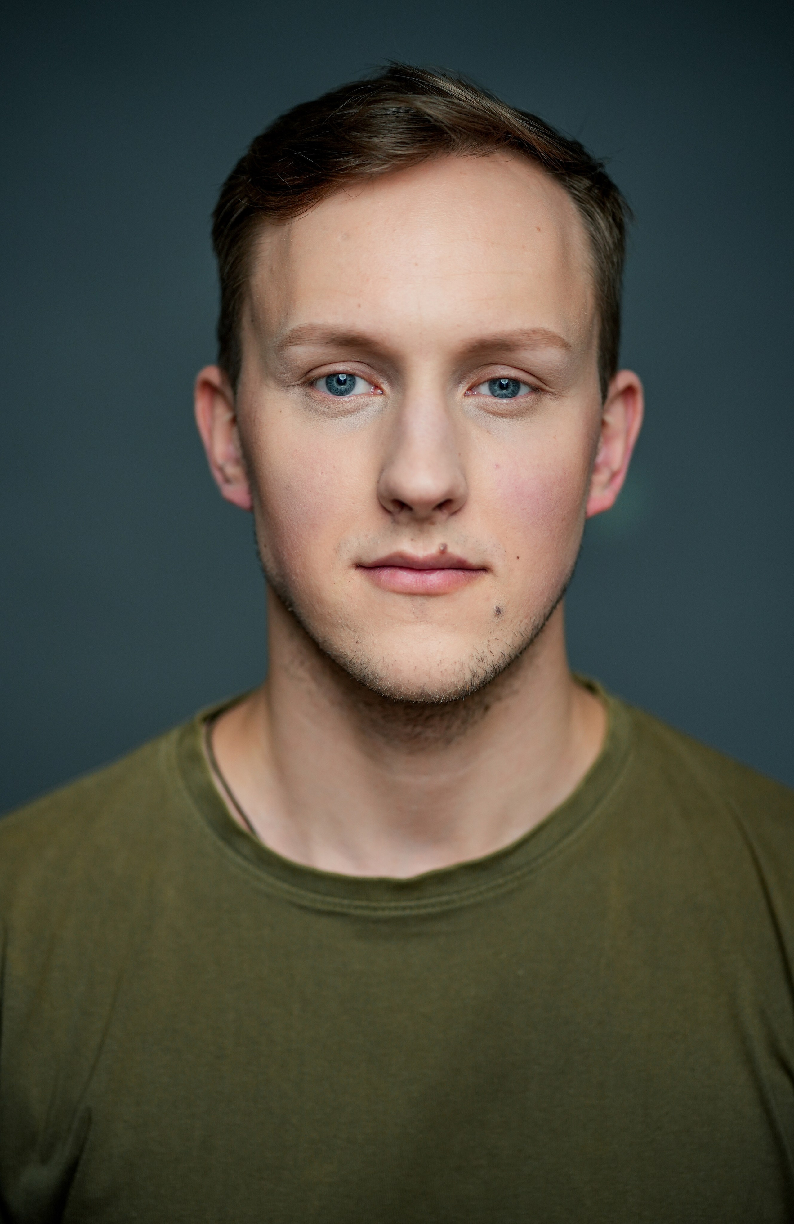 Актёр Логинов Максим. Портретная съемка в Москве, студийный фотограф Игорь Фомин