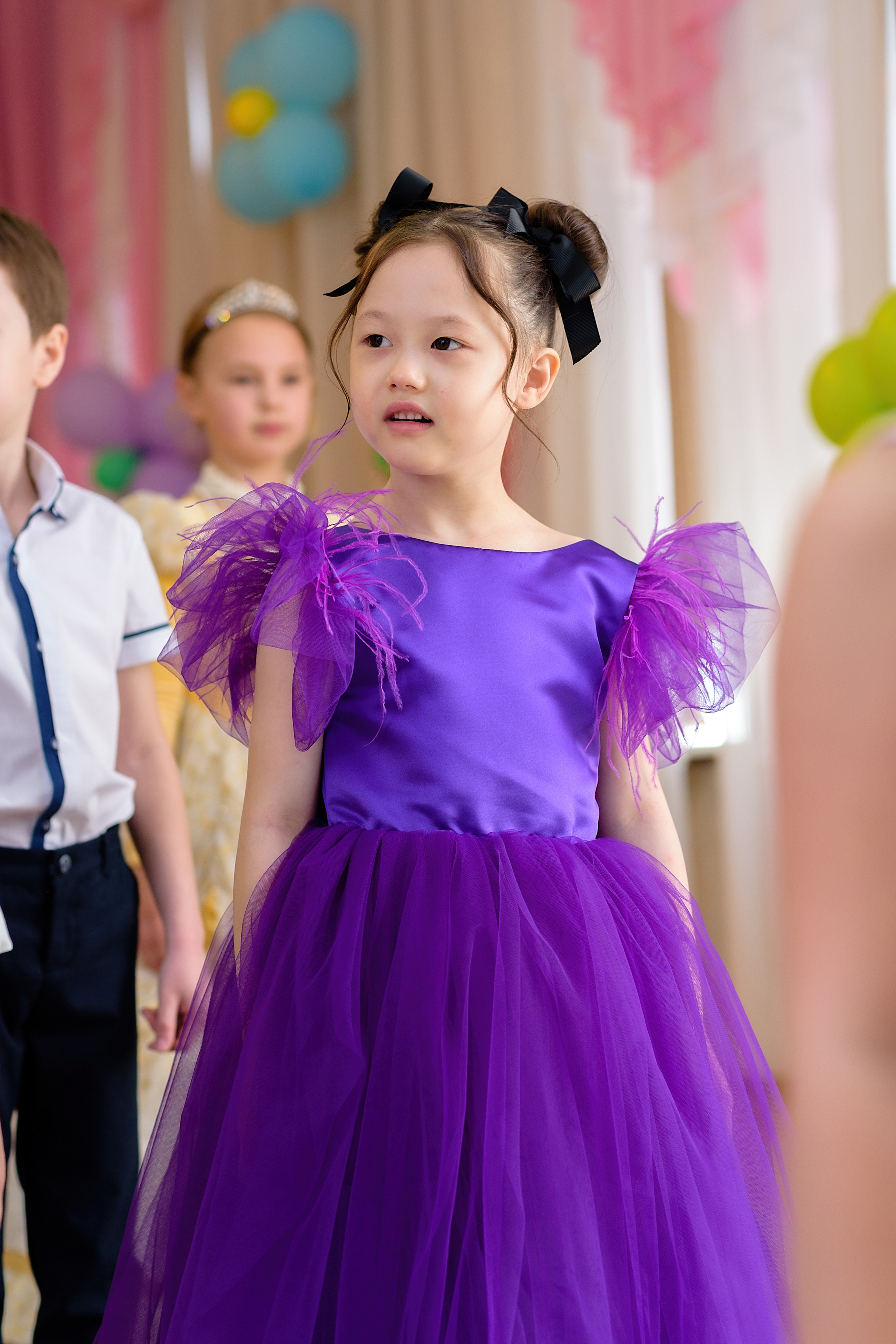 Портрет выпускницы в фиолетовом платье в момент утренника