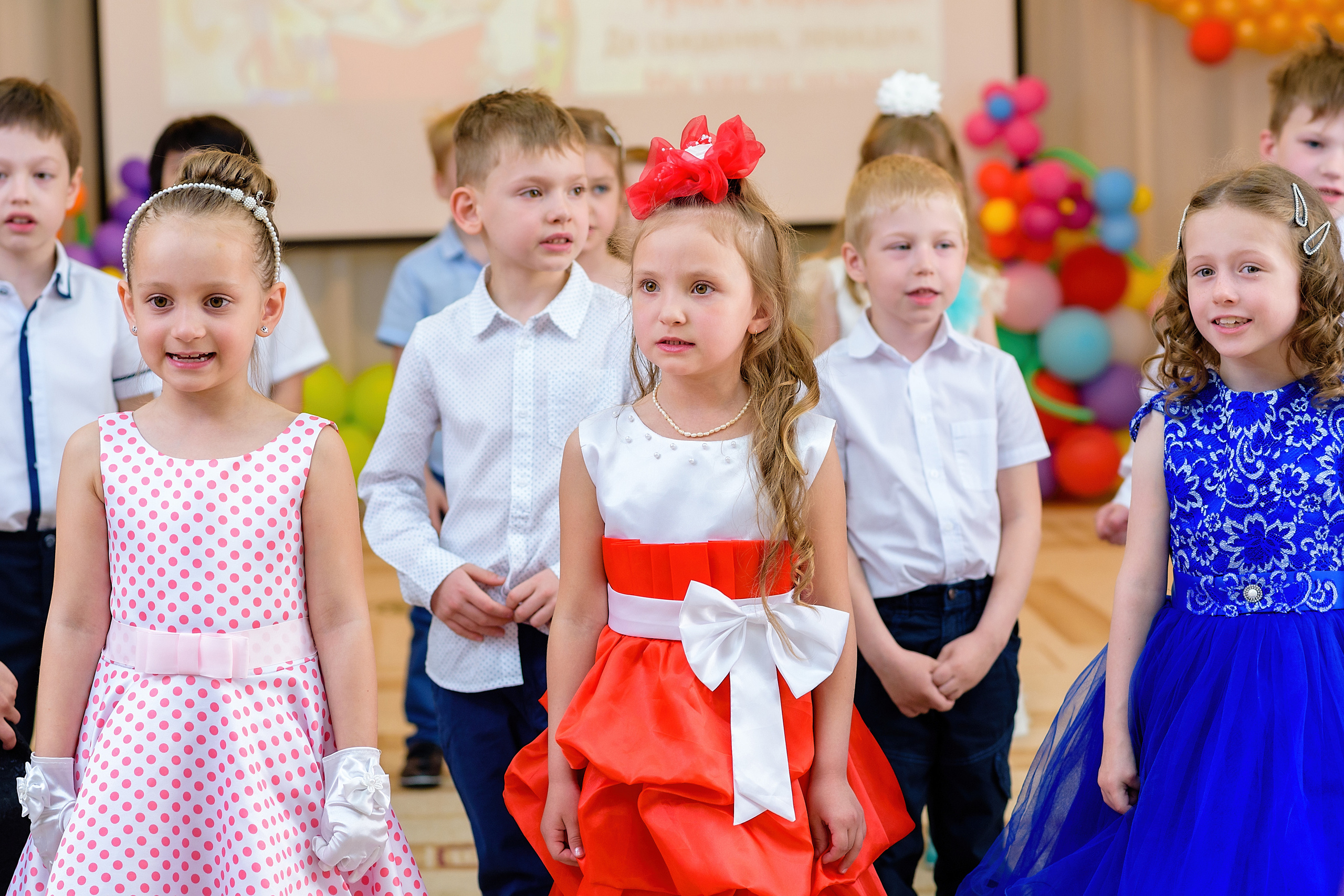 Выпускники детского сада на утреннике поют песню