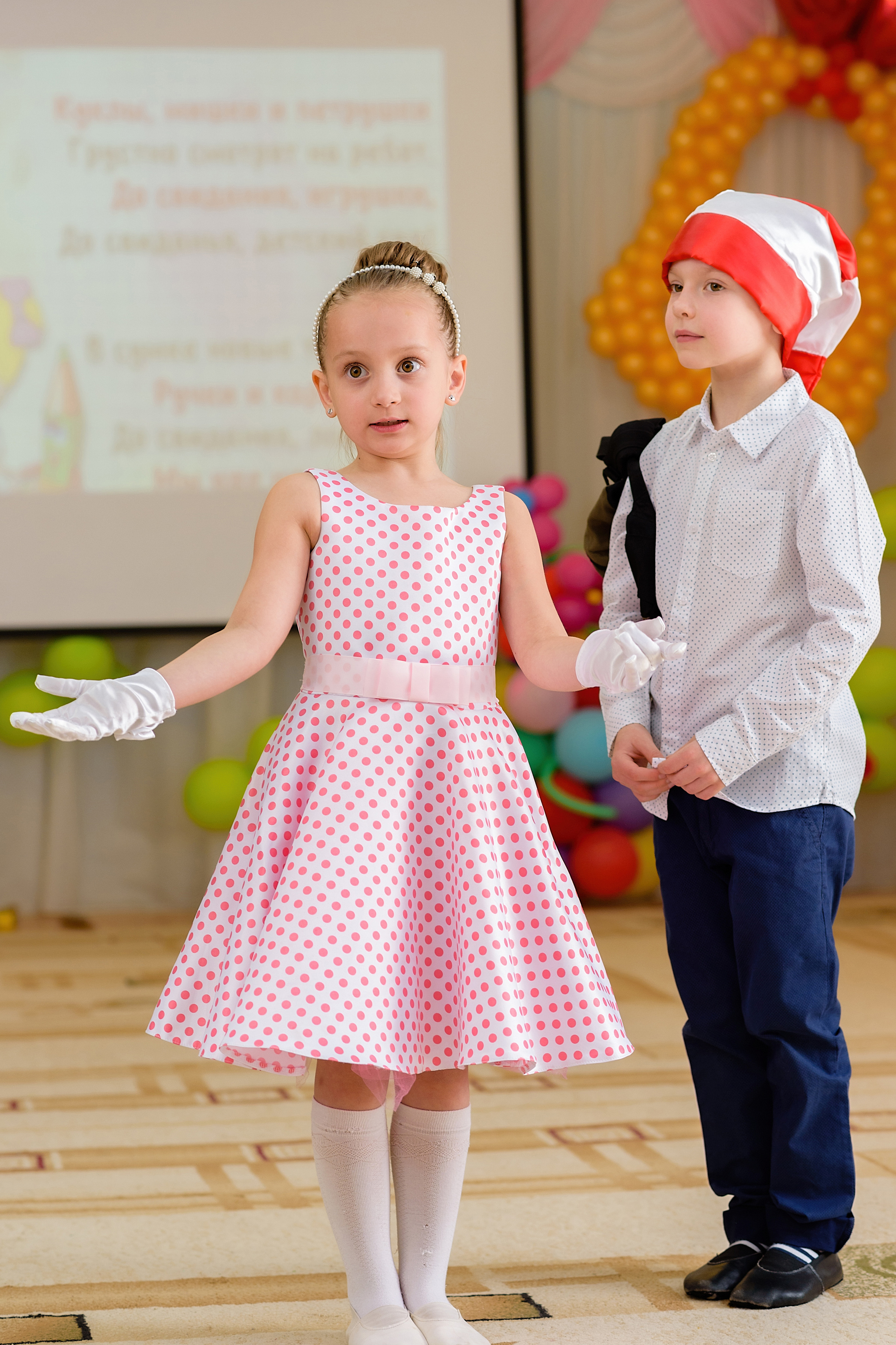 Девочка и мальчик показывают сценку на выпускном из сказки Буратино