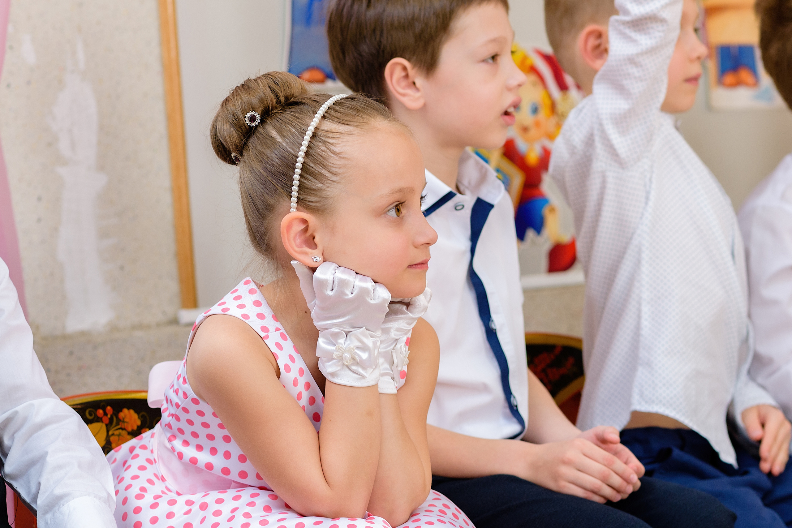 Дети на выпускном в детском саду внимательно смотрят представление