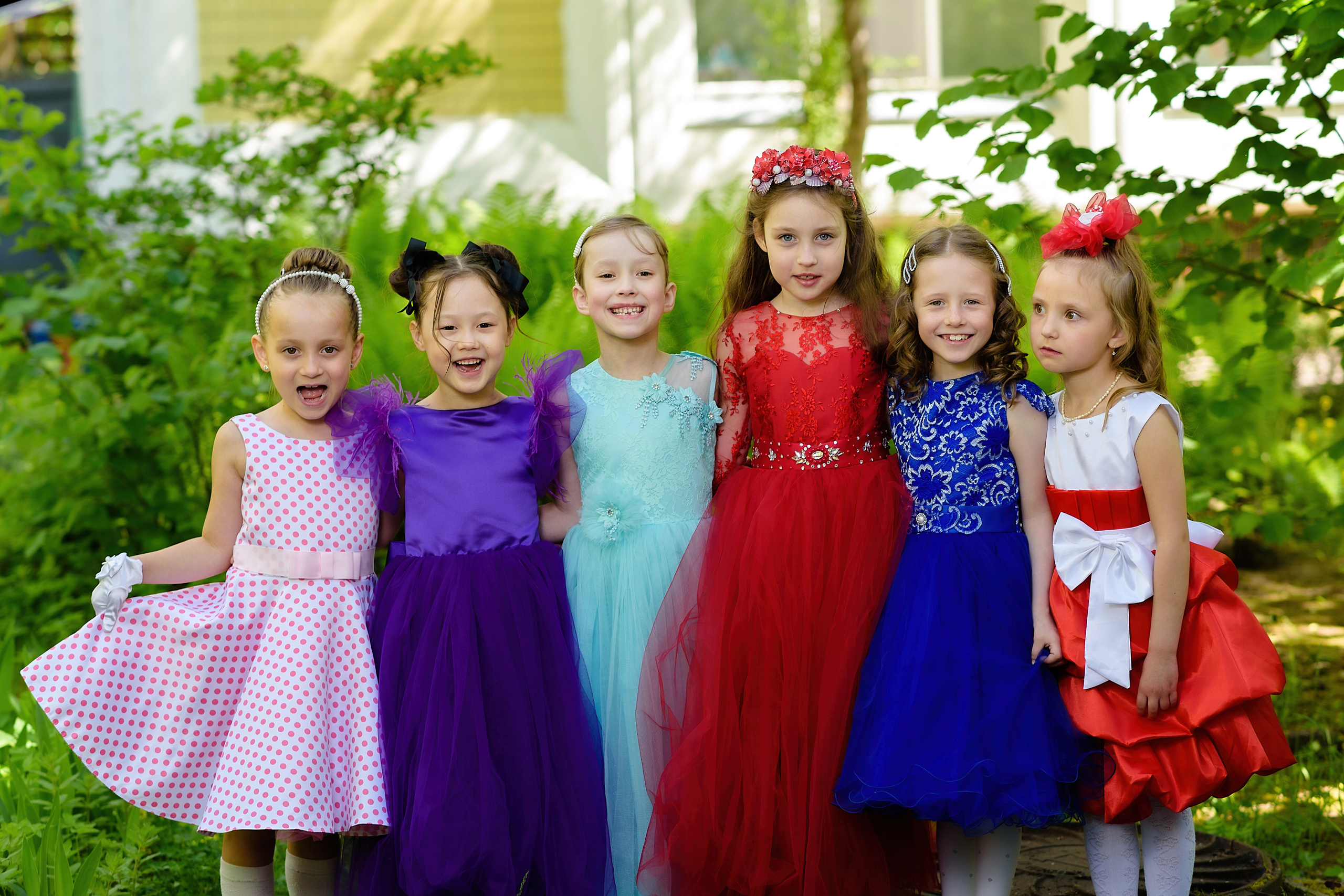 Выпускницы из детского сада фотографируются на улице