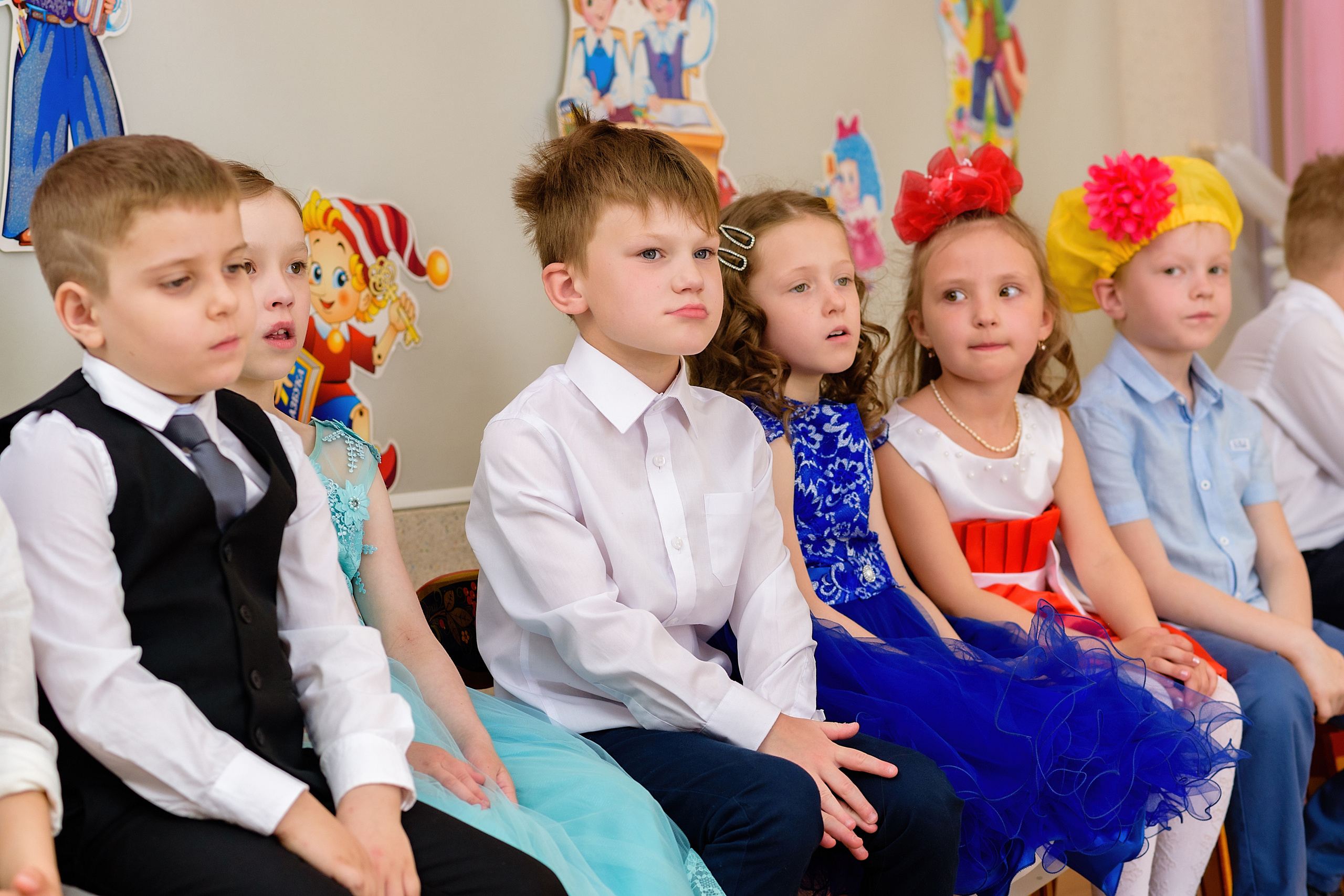 Выпускники из детского сада смотрят концерт