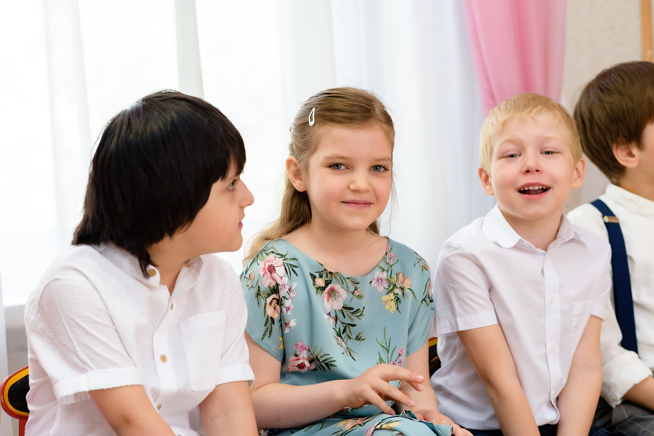 Дети смеются на выпускном из детского сада