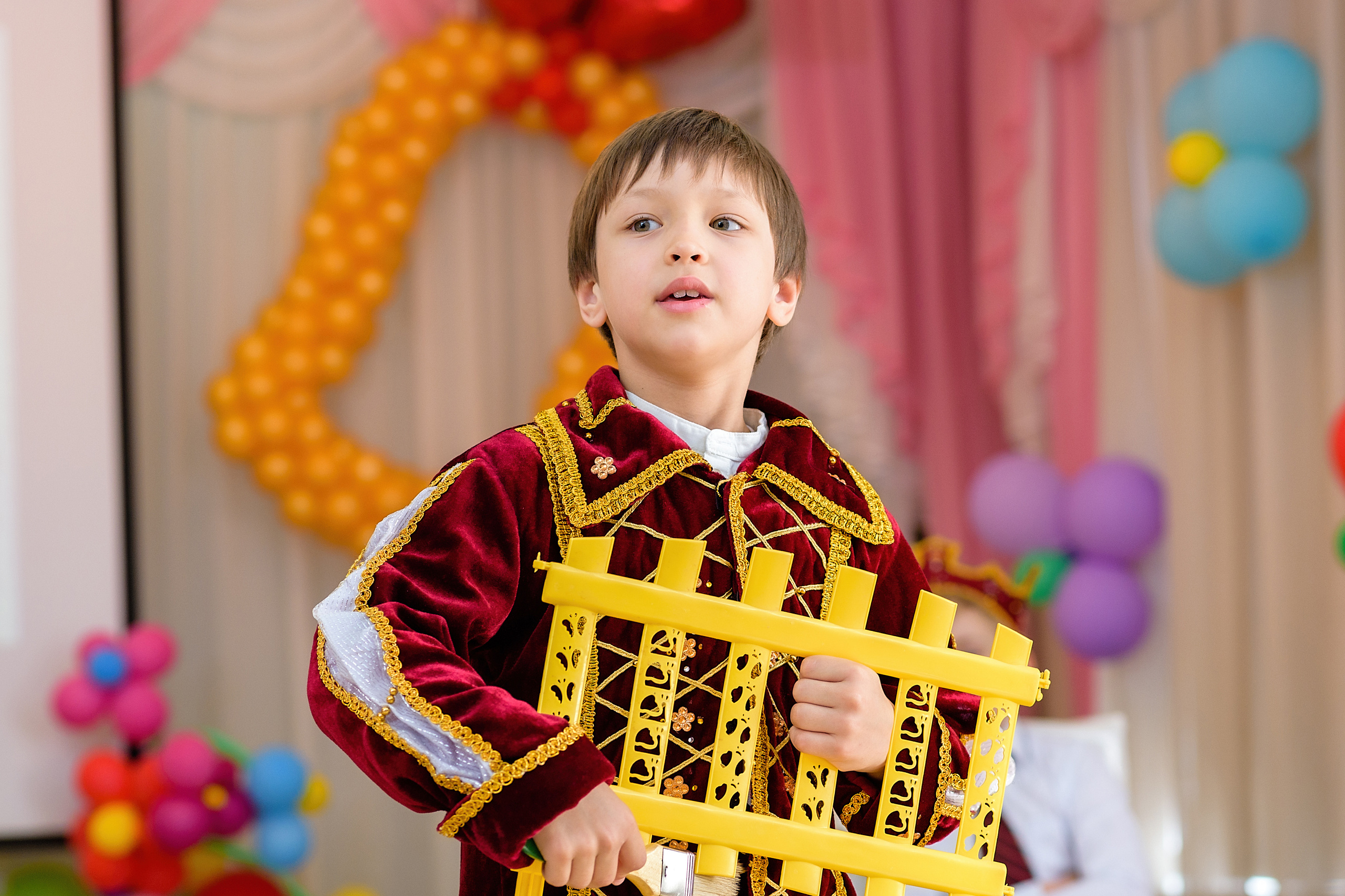 Мальчик на выпускном детском саду играет роль гусляра