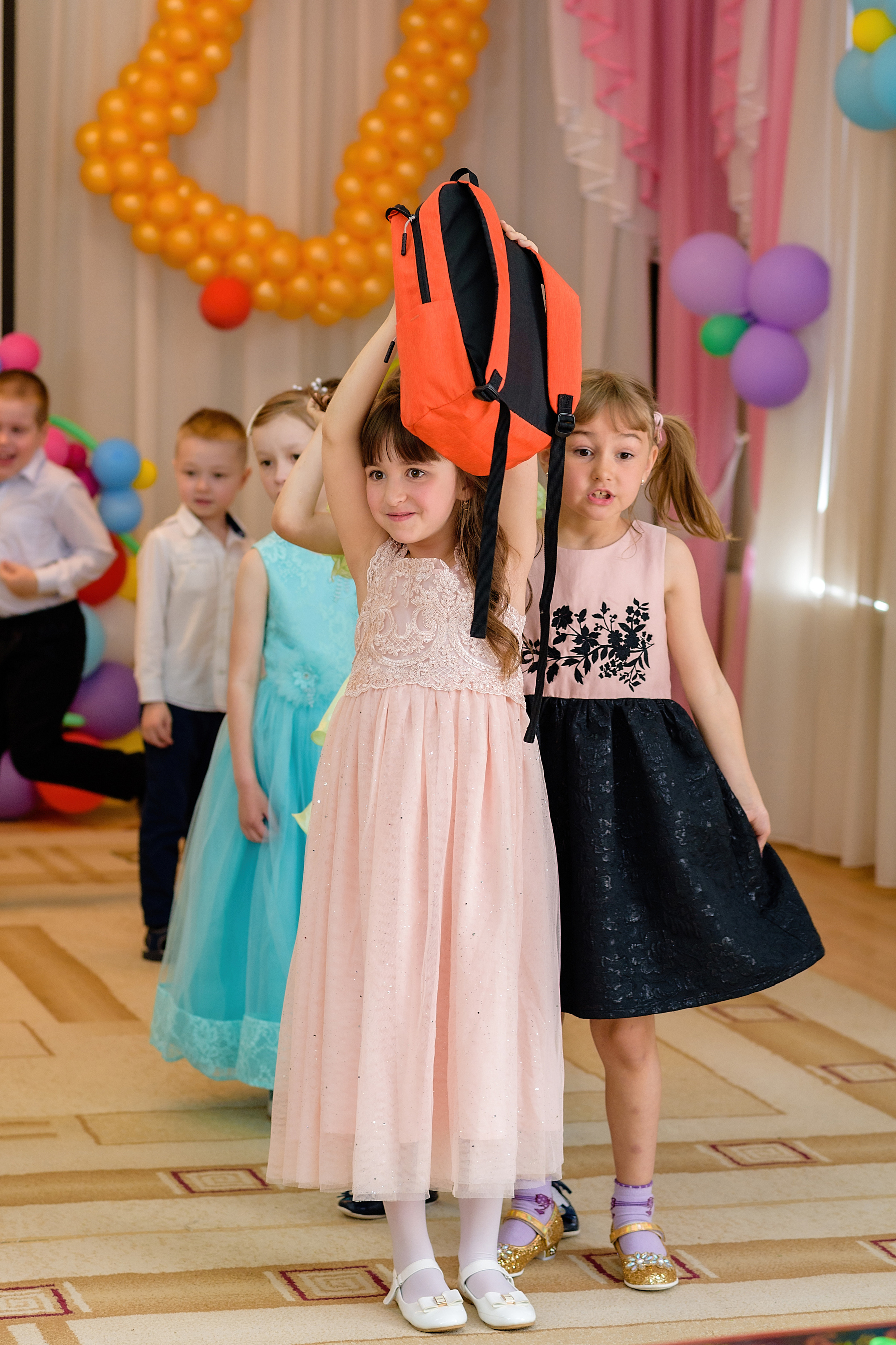 Команда, которая первая собрала портфель, подняла его вверх