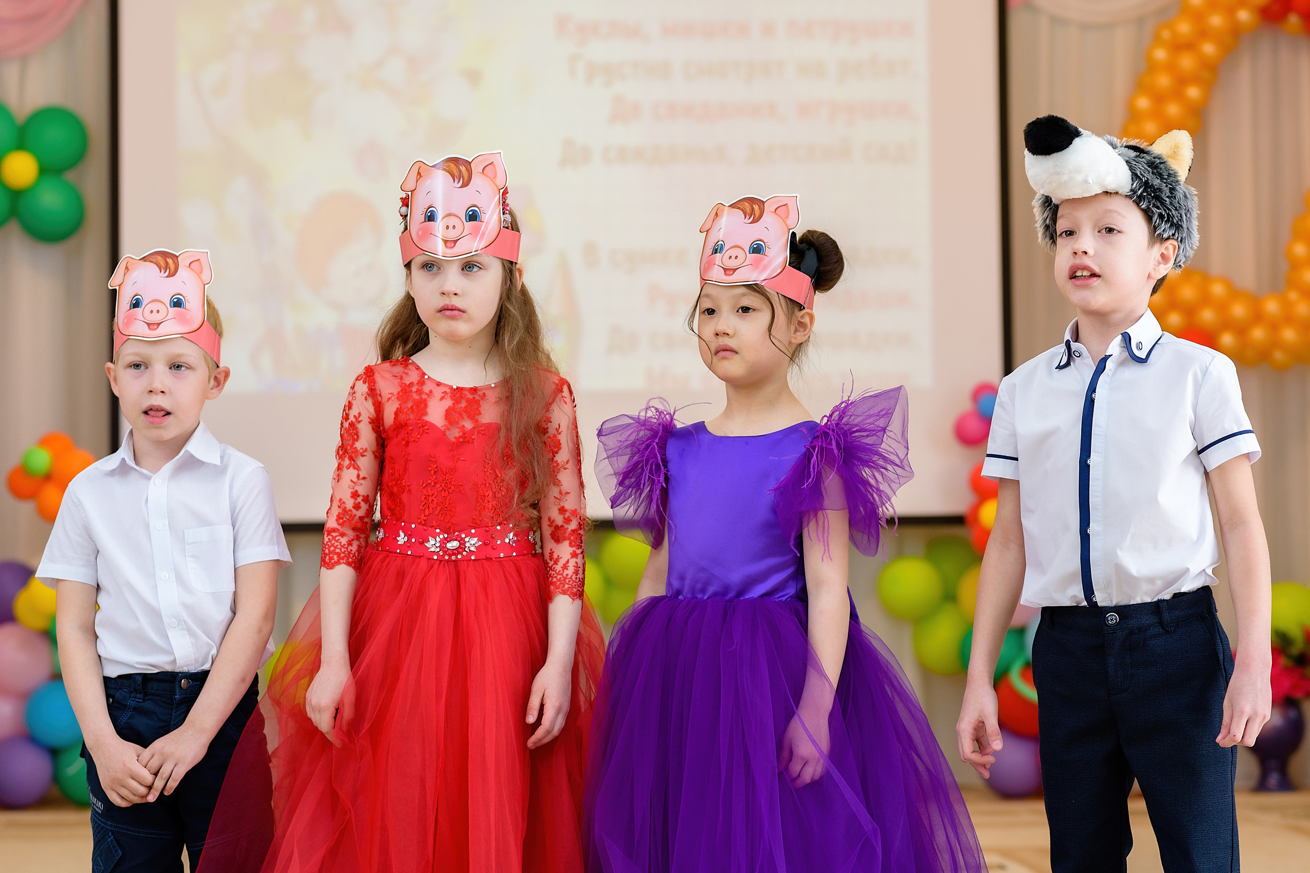 Выпускники из детского сада показывают сценку из сказки Три поросёнка