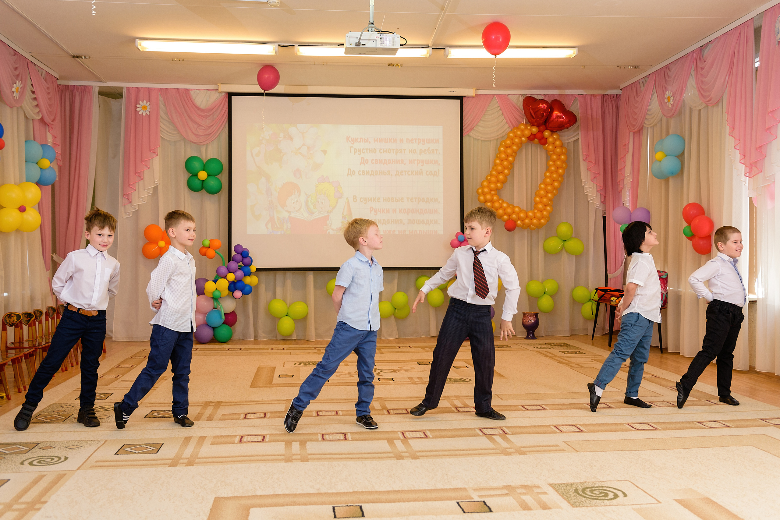 Танец мальчиков на выпускном в детском саду