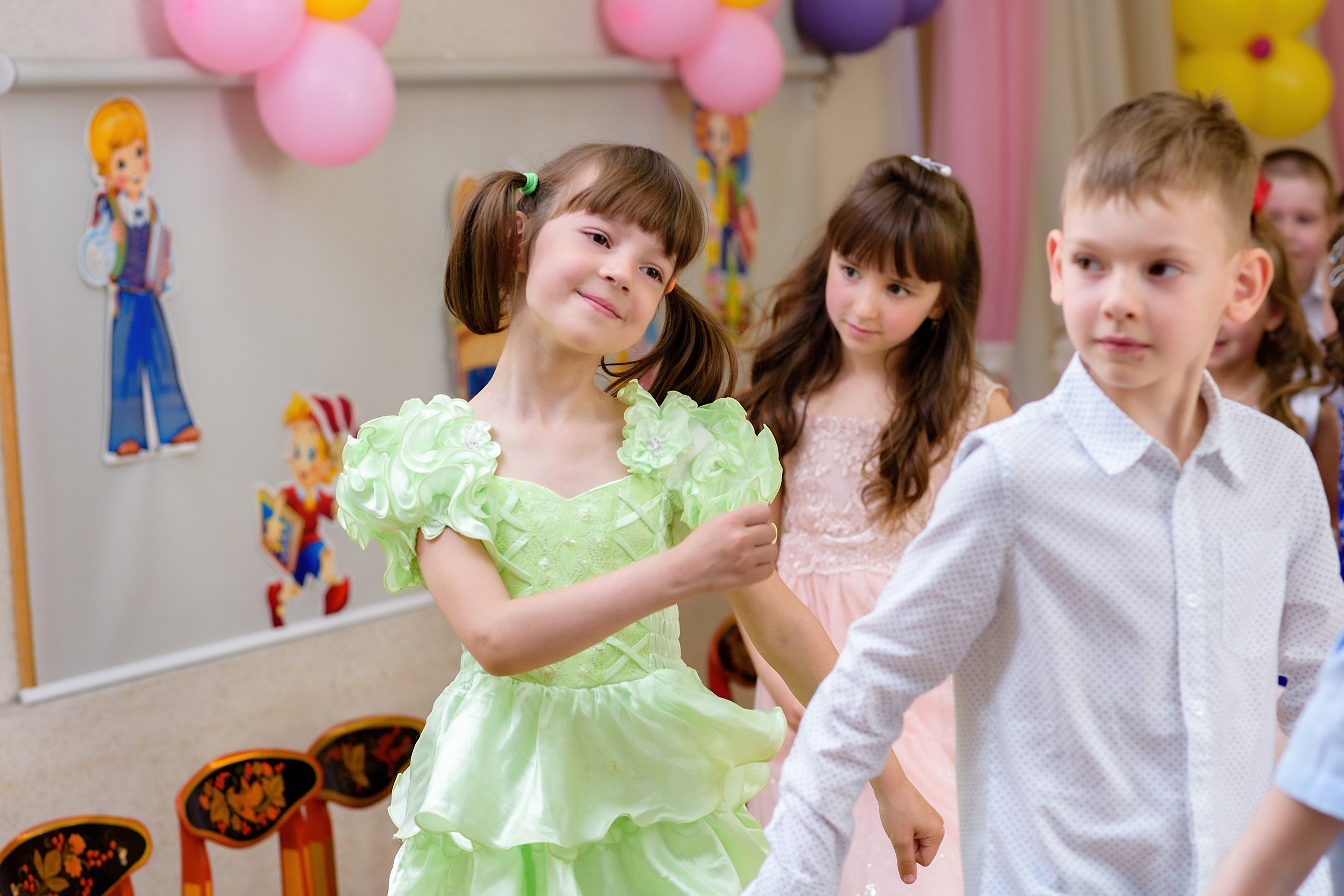 Девочка танцует на выпускном в детском саду