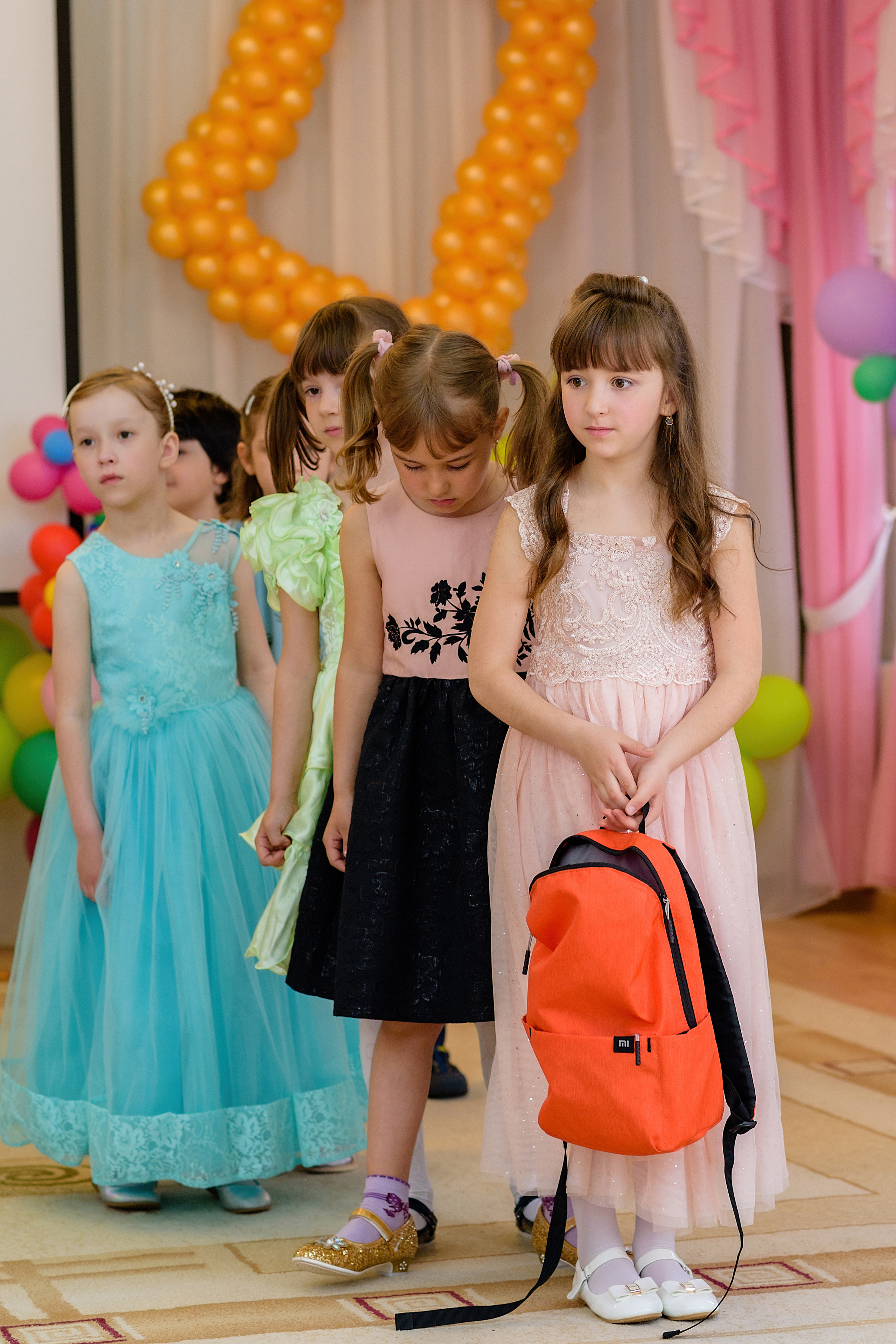 Дети участвует в конкурсе на скорость. Они должны первыми собрать портфель