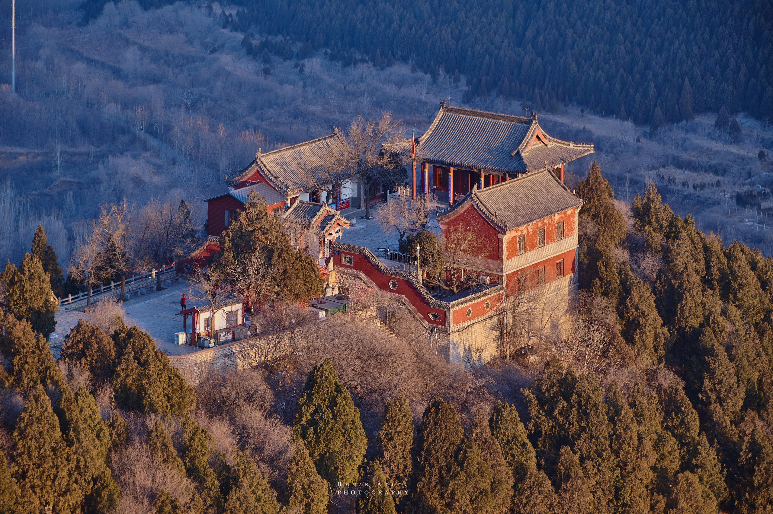 Рассвет на храмовой горе Юнмень. Цинчжоу. Фотограф Роман Адлер