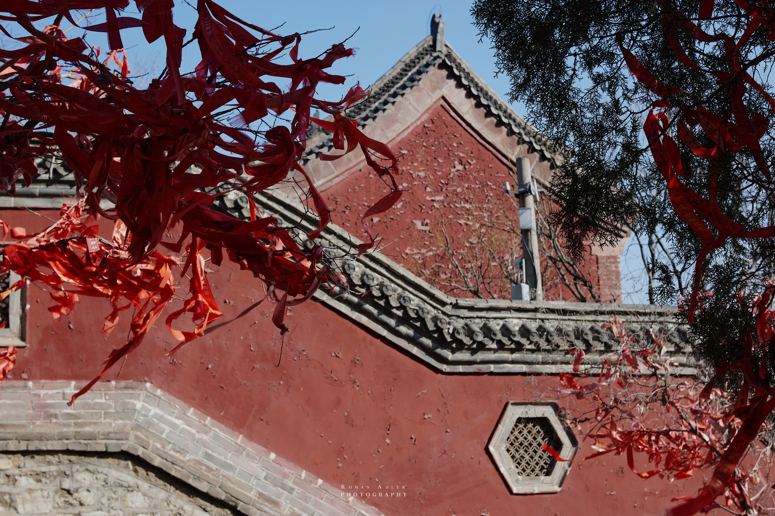 Рассвет на храмовой горе Юнмень. Цинчжоу. Фотограф Роман Адлер